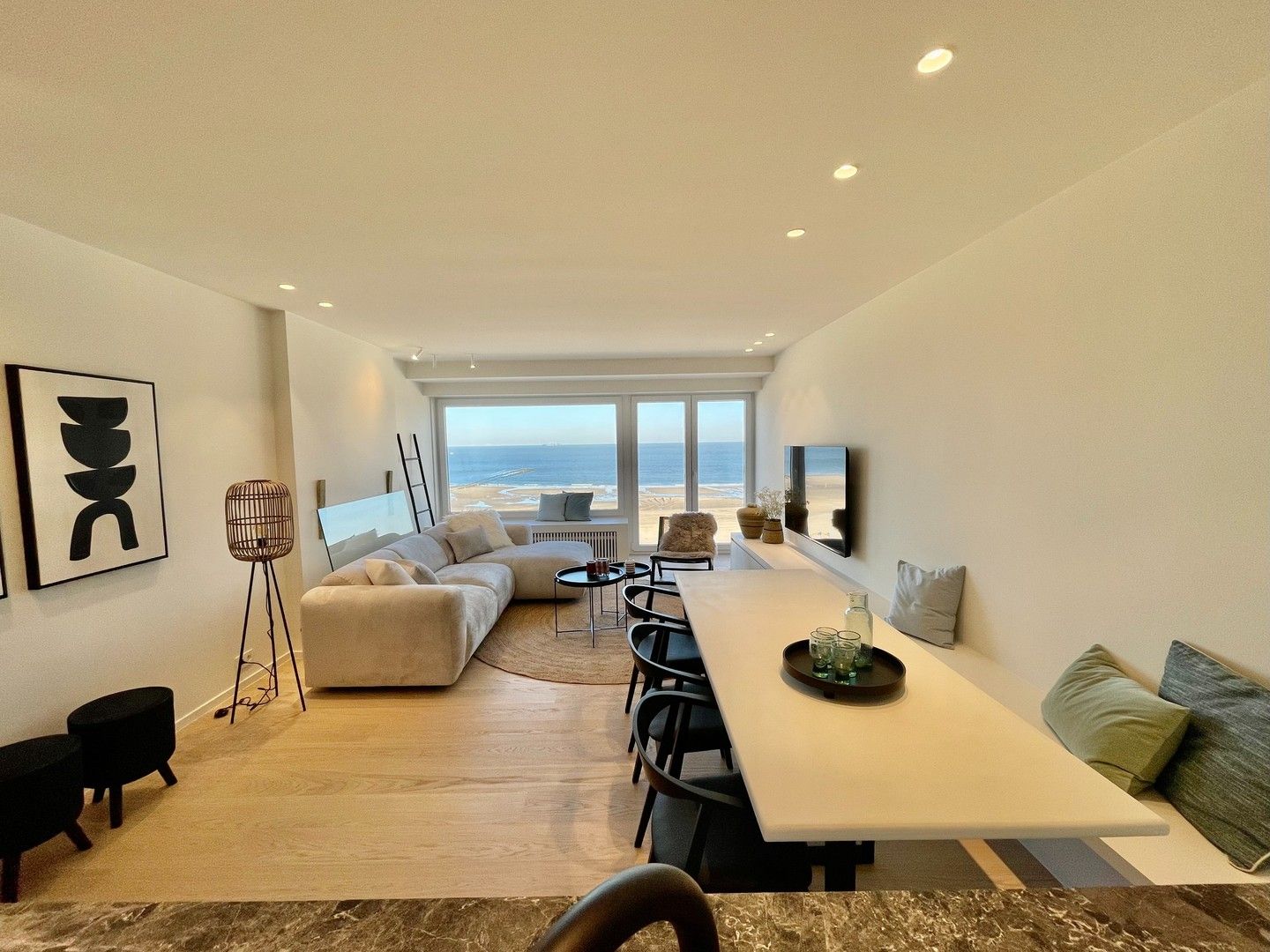 Gerenoveerd appartement met frontaal zeezicht ter hoogte van het Albertstrand. foto 3