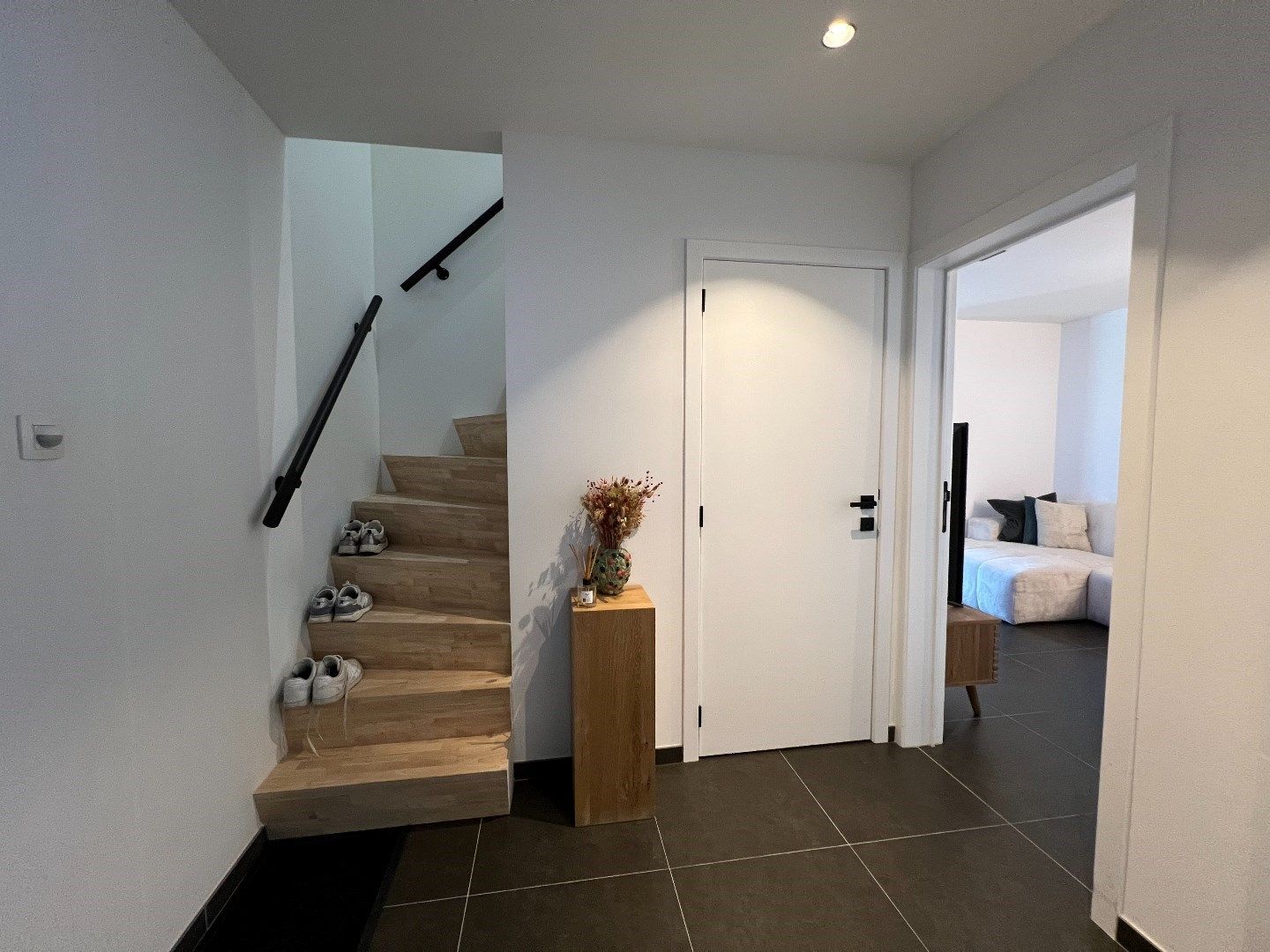 Volledig gerenoveerde woning met 3 slaapkamers en koer in het rustige Vlamertinge foto 2