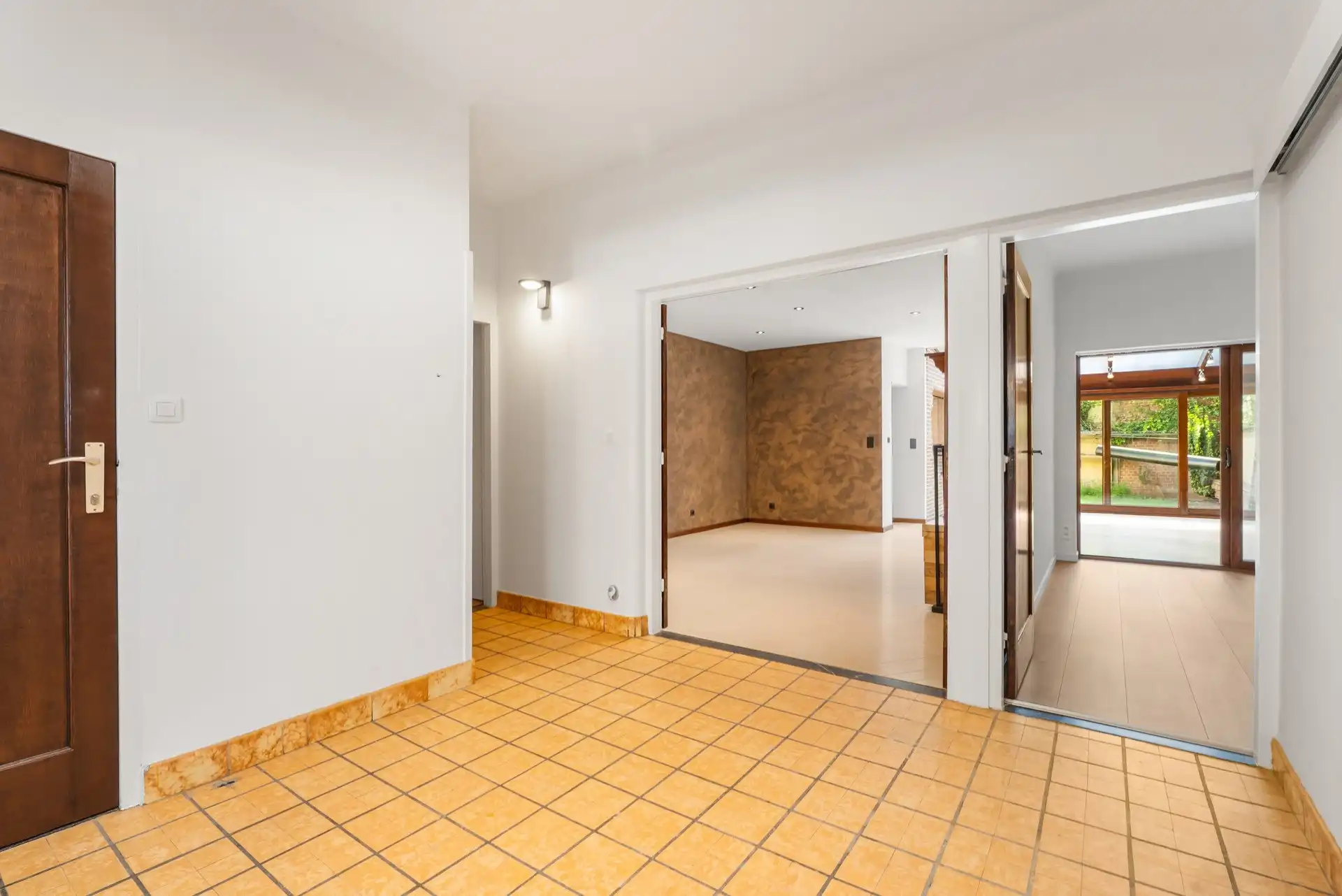 Gerenoveerde één/meergezins/kangeroe woning met 4 mog 5 slaapkamers en tuin. foto 14