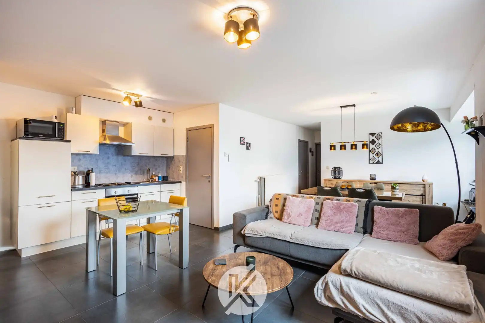 Stijlvol appartement met twee slaapkamers en staanplaats foto 3