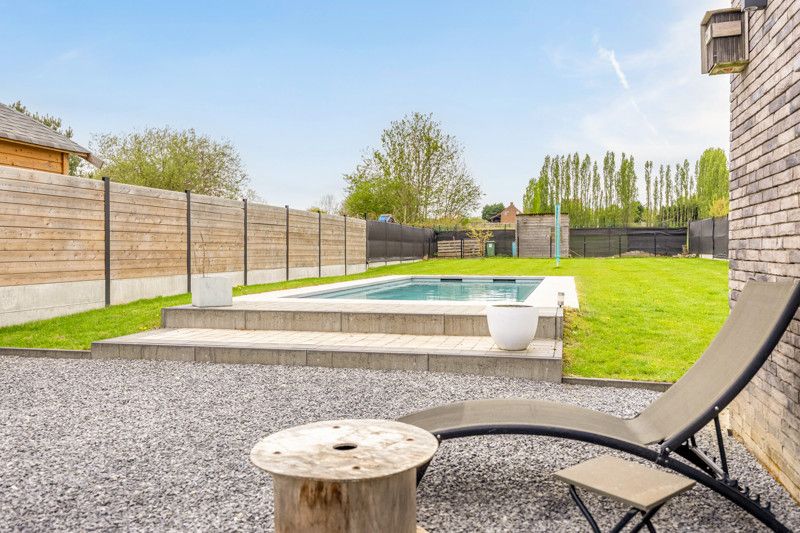 Recente, instapklare woning met garage en zwembad foto 16
