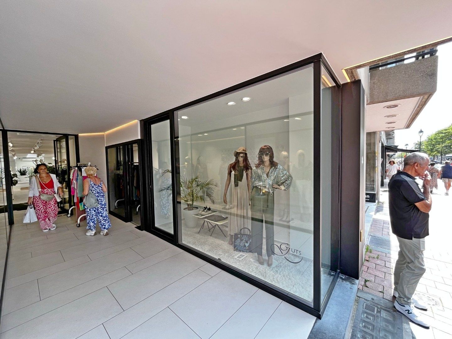 volledig vernieuwde zonnerijke winkel Lippenslaan 318  foto 8