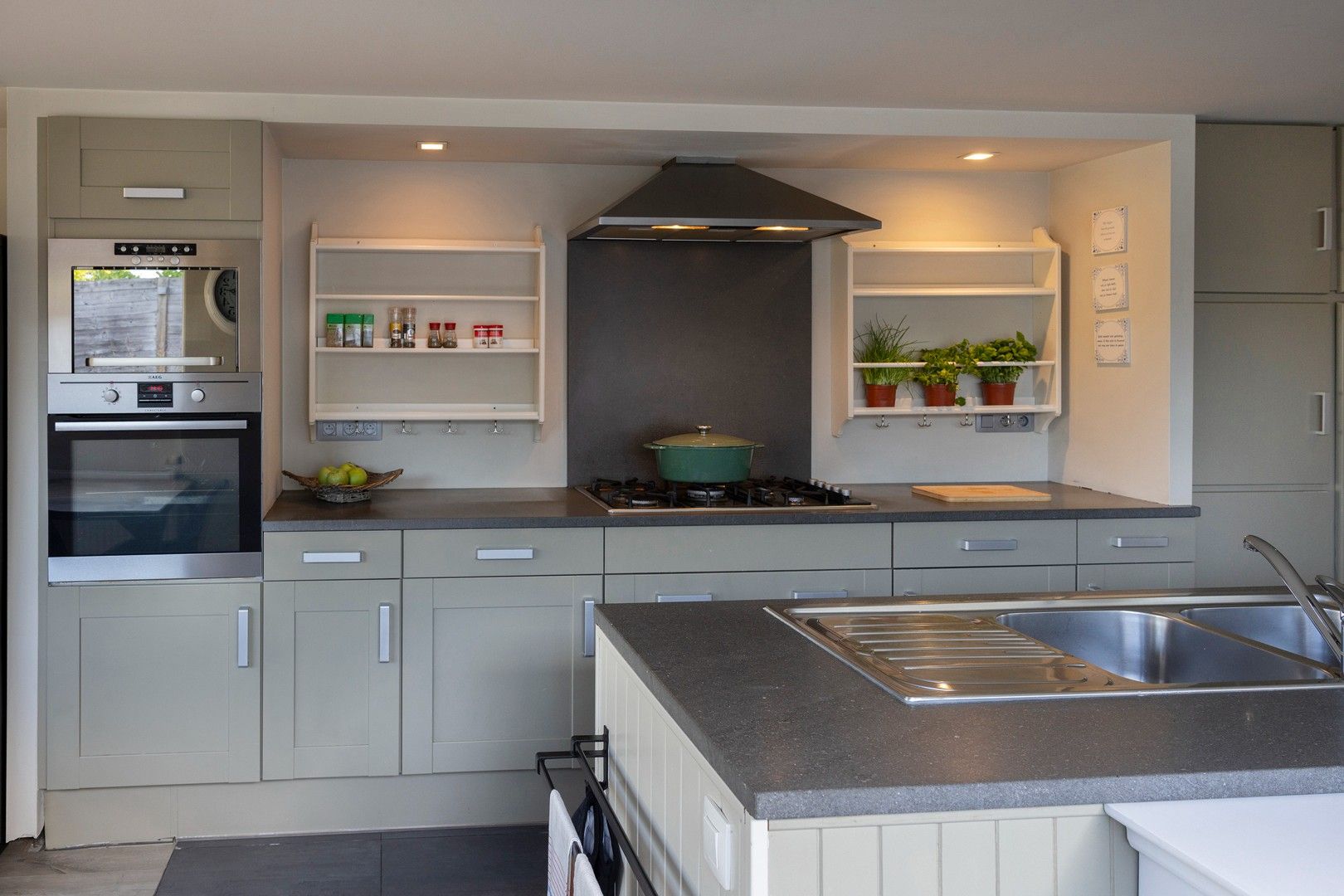 Ruime woning met 4 slpks, bureau en mogelijke praktijkruimte. foto 7