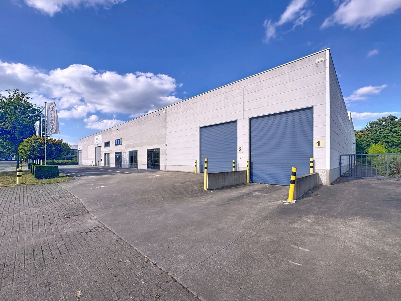 Instapklaar LOGISTIEK MAGAZIJN met laadkade en tussenverdieping te huur op industriezone te Beernem. foto 12