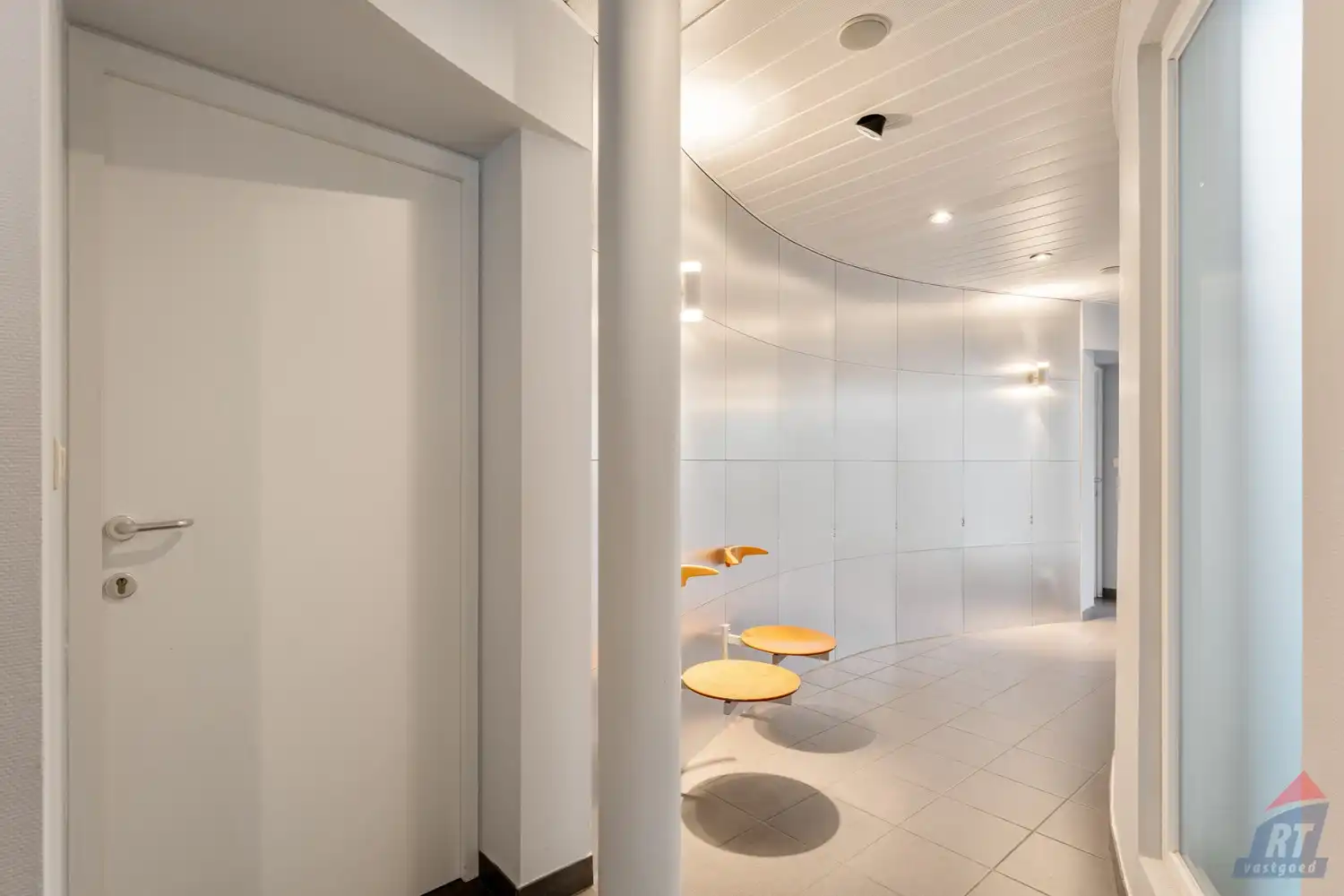 Veelzijdig pand met praktijkruimte en duplex appartement op toplocatie in Sint-Truiden foto 2