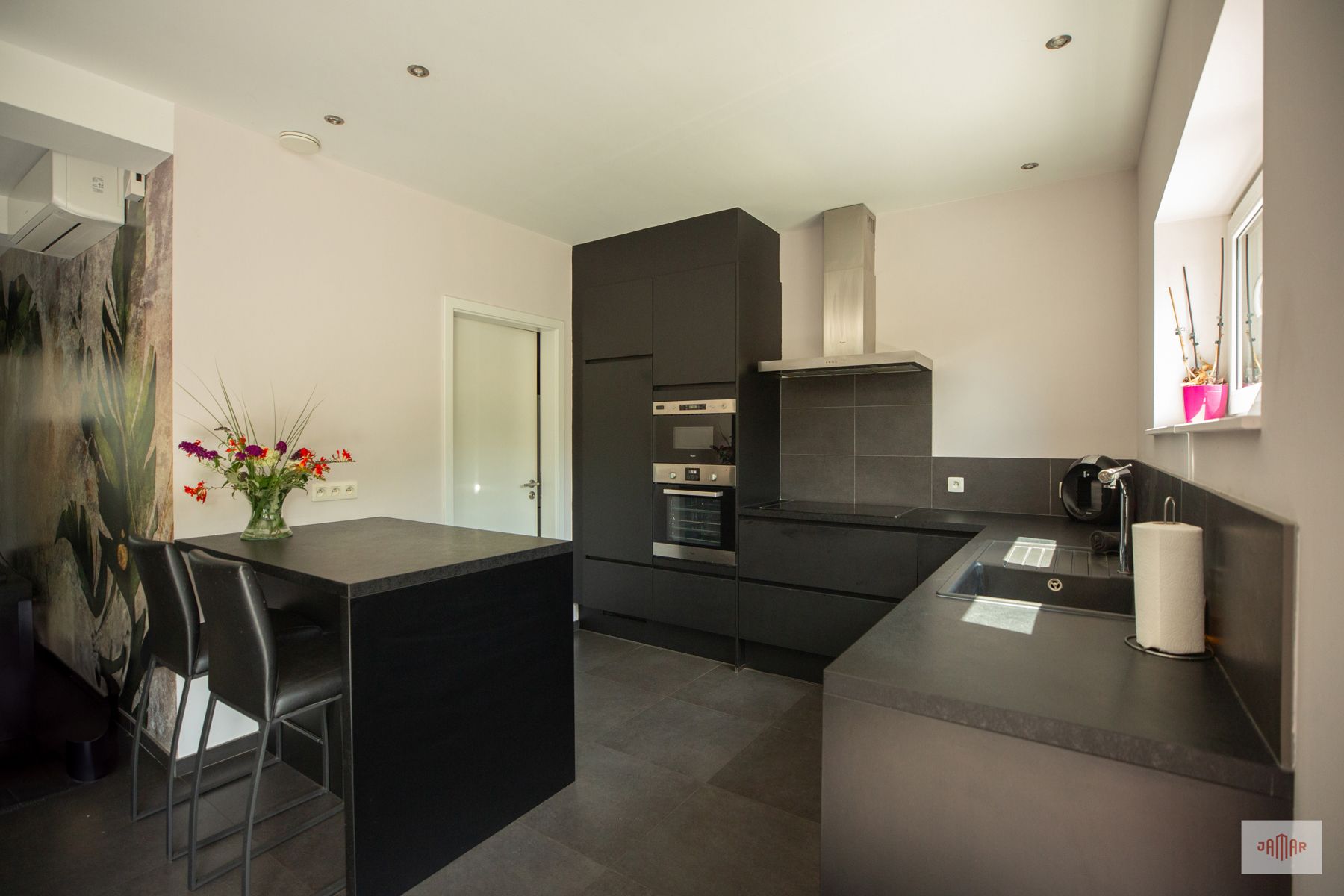 Moderne halfopen gezinswoning met veel ruimte foto 10