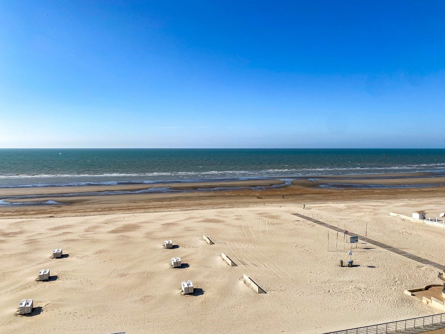 INSTAPKLAAR appartement (88m²) met FRONTAAL ZEEZICHT en 2/3 slaapkamer op de zeedijk te Koksijde-Bad. foto 2