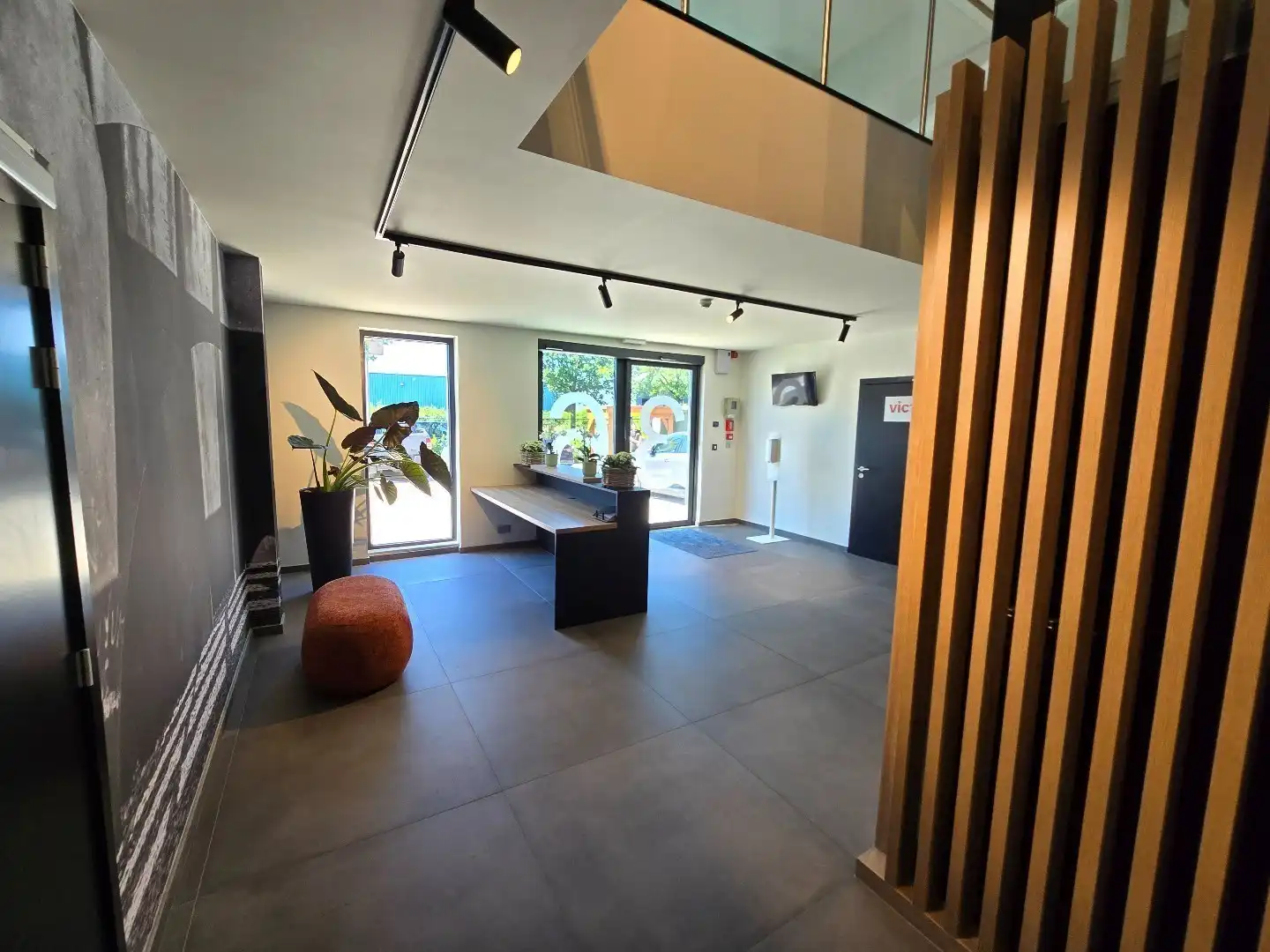 Terbeschikkingstelling van infrastructuur in vernieuwde kantoren met parking, 160m², Genk-Noord foto 6