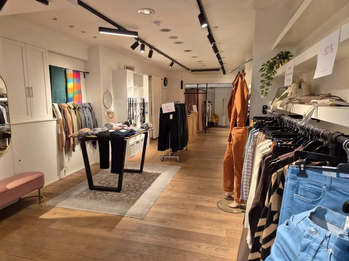 Sfeervol handelsgelijkvloers in hartje Hasselt. foto 3