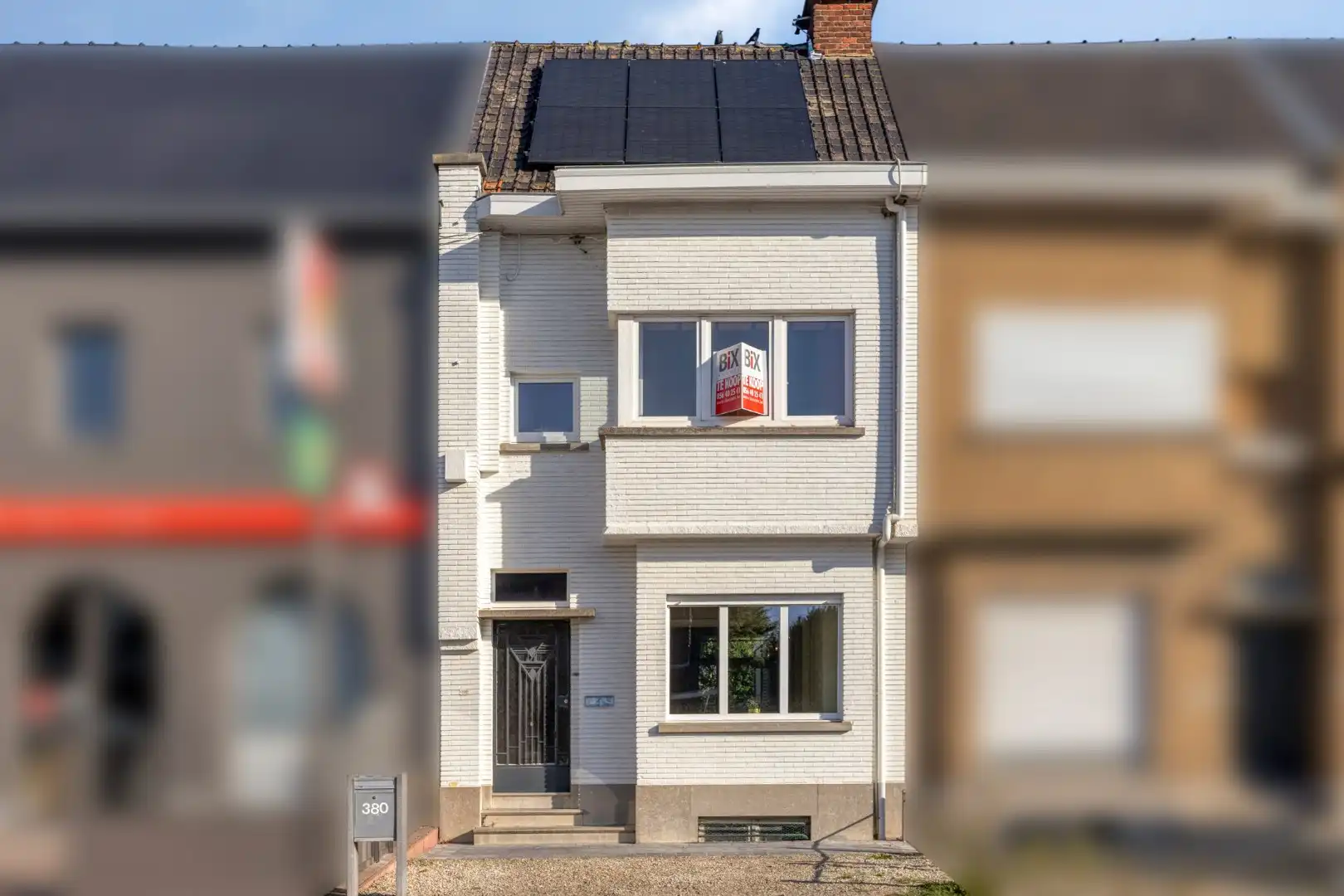 Verzorgde woning met diepe tuin, carport en uitweg achteraan! foto 3