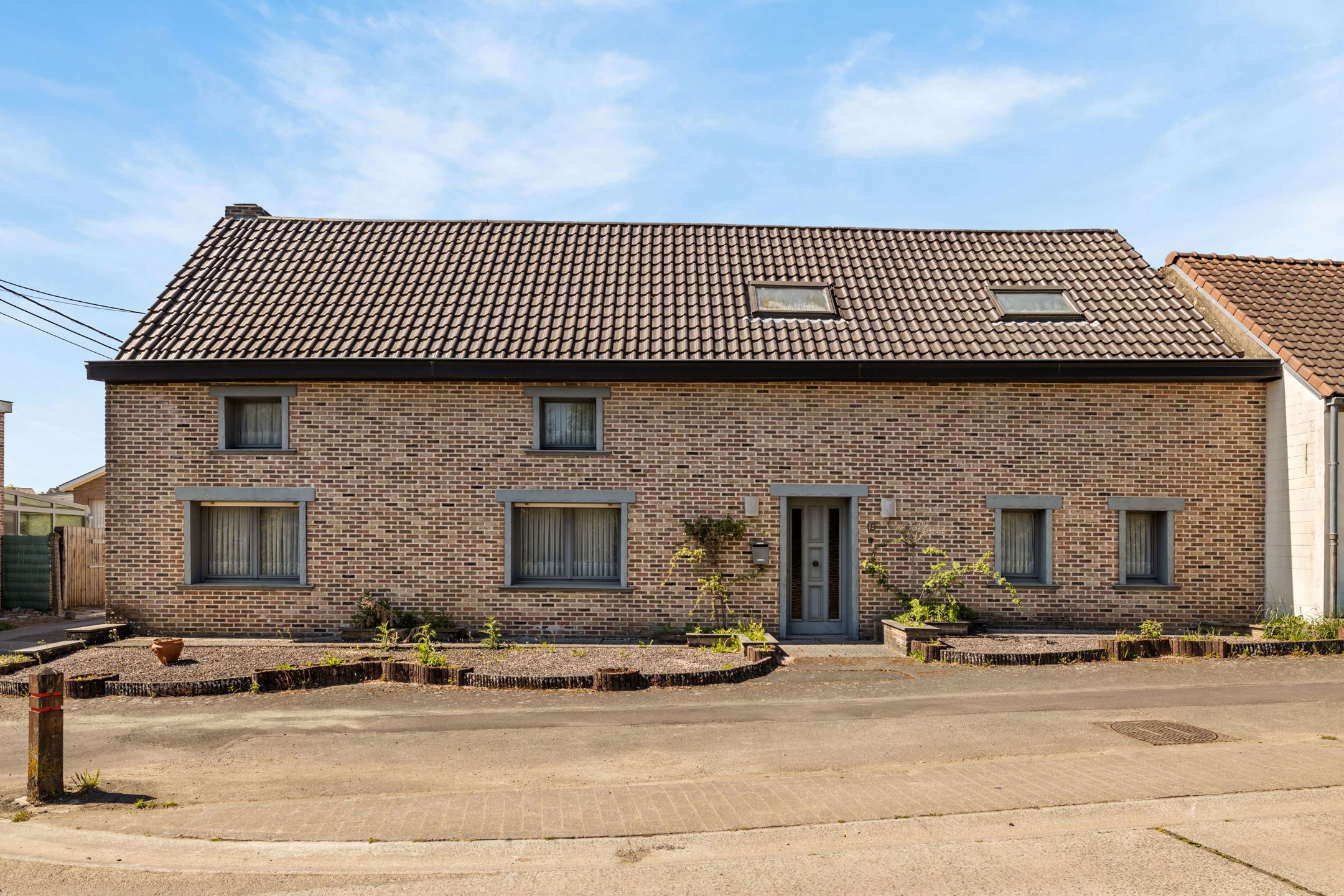 Ruime woning met garage + atelier + (bouw) grond op 9a 30ca foto {{pictureIndex}}