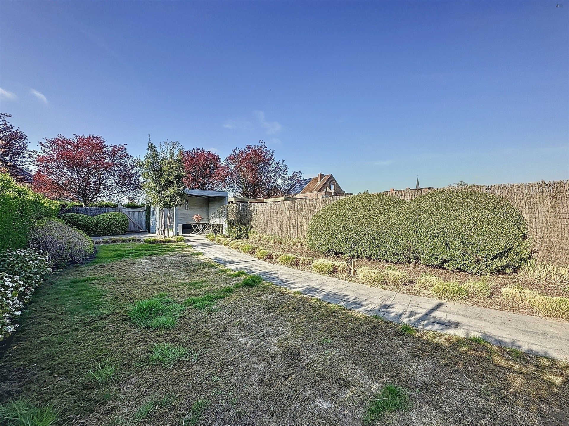 Instapklare gezinswoning met garage, 5 slaapkamers en gezellige tuin op 450m²! foto 4