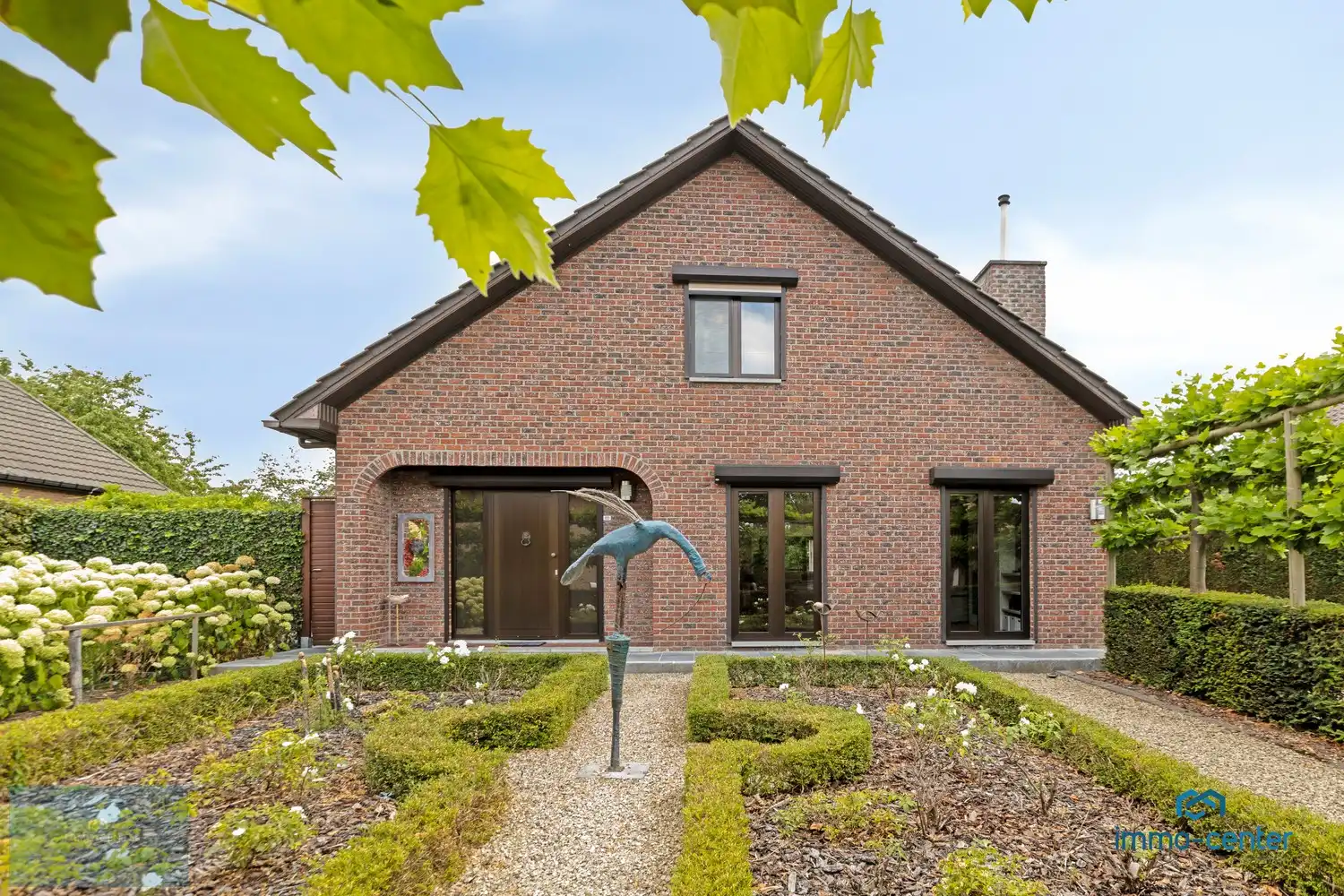 Instapklare vrijstaande woning met 4 slaapkamers en prachtige tuin foto 2