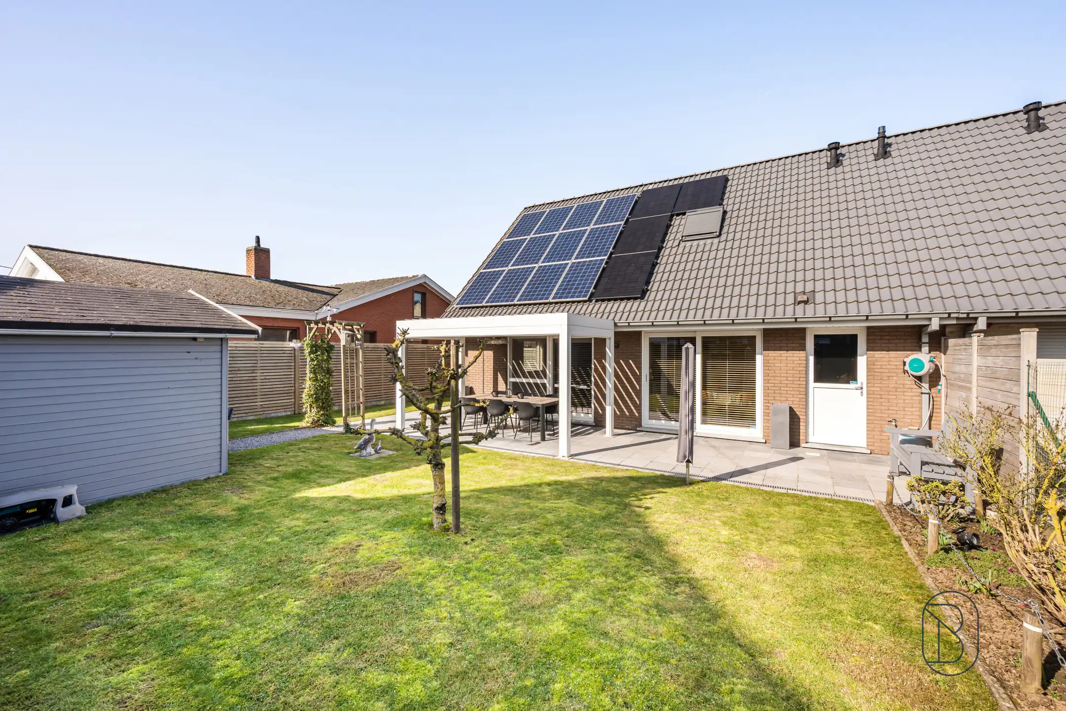 Instapklare energiezuinige topper met garage en tuin foto 3
