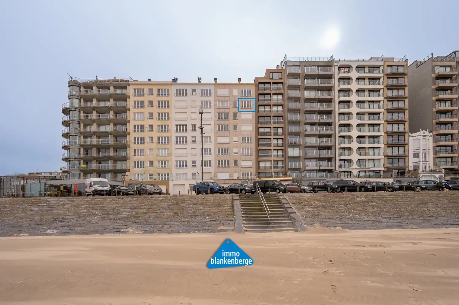 Instapklaar gemeubeld appartement op de Zeedijk van Blankenberge foto 3