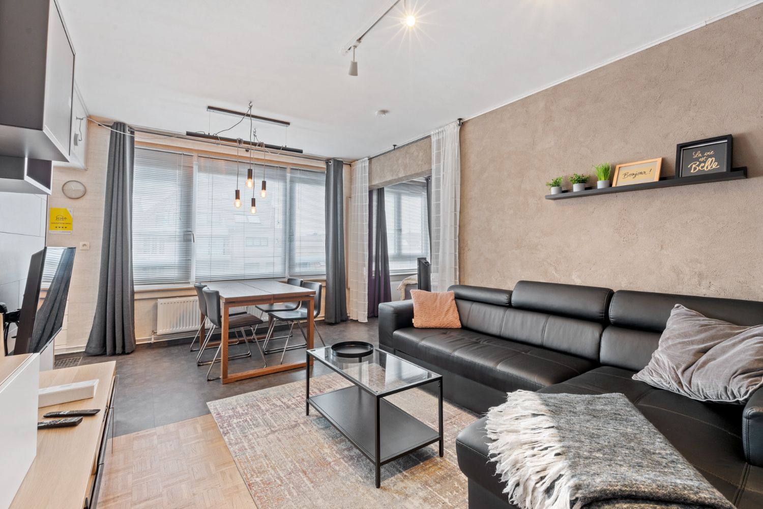 Prachtig gerenoveerde studio pal in hartje Blankenberge op een steenworp van het strand. foto {{pictureIndex}}