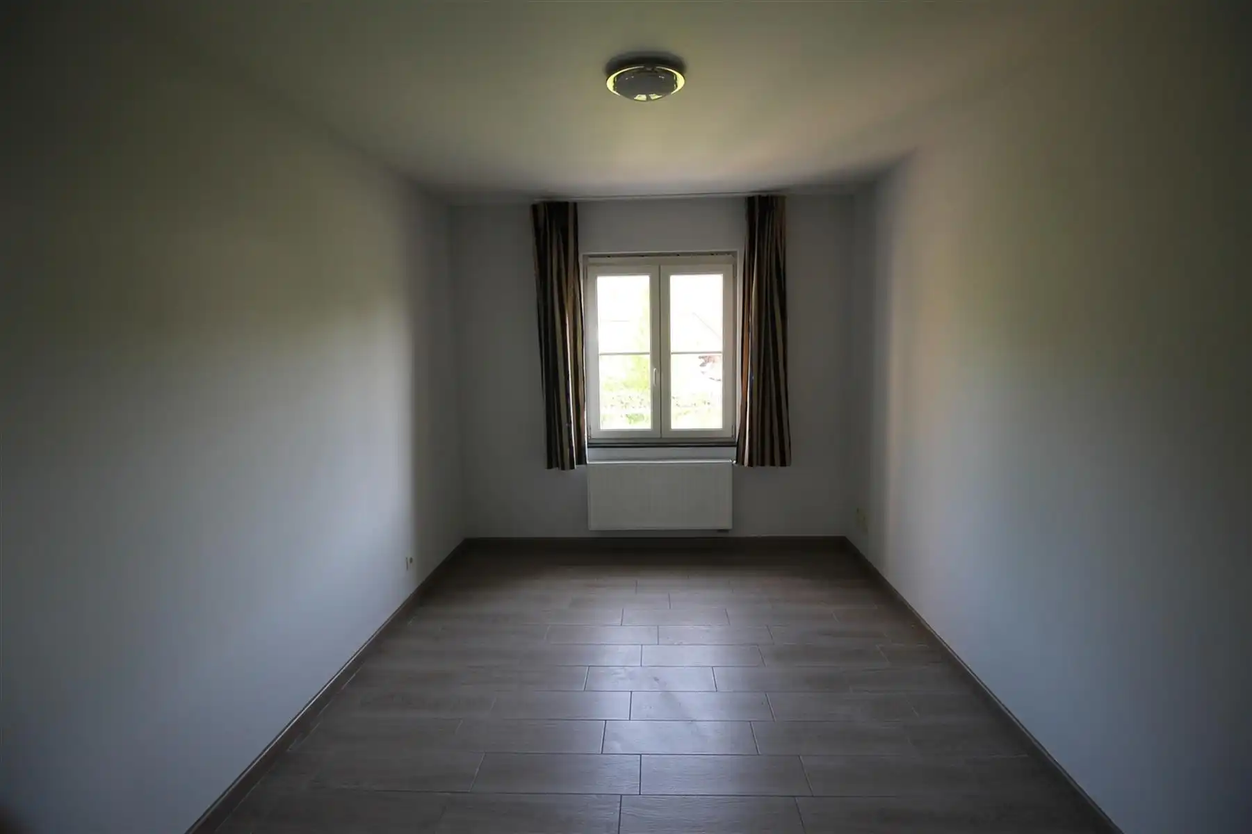 Gezinswoning met 3 slaapkamers, terras en twee ondergrondse autostaanplaatsen. foto 7