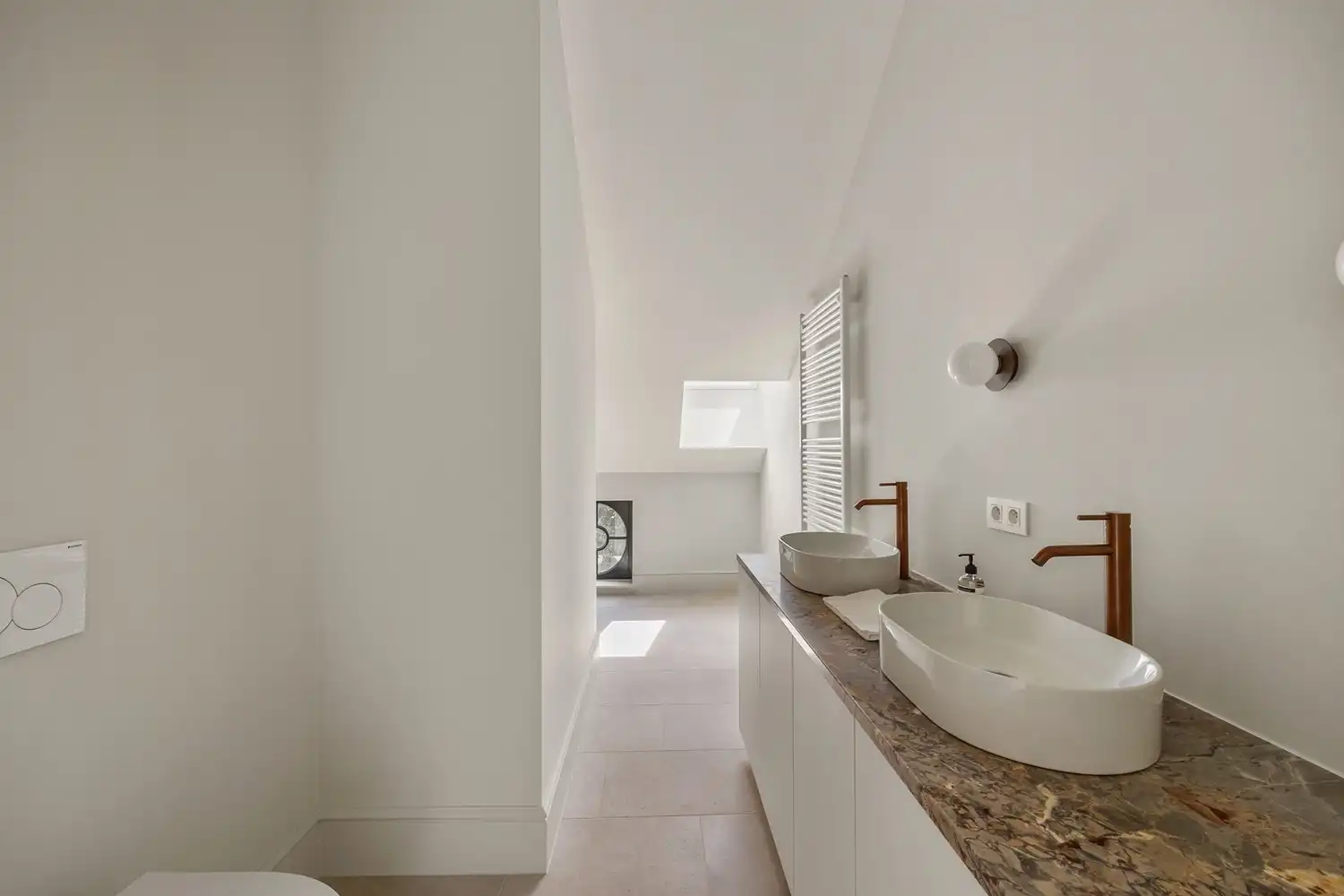 Prestigieuze en totaalgerenoveerde herenwoning. foto 32