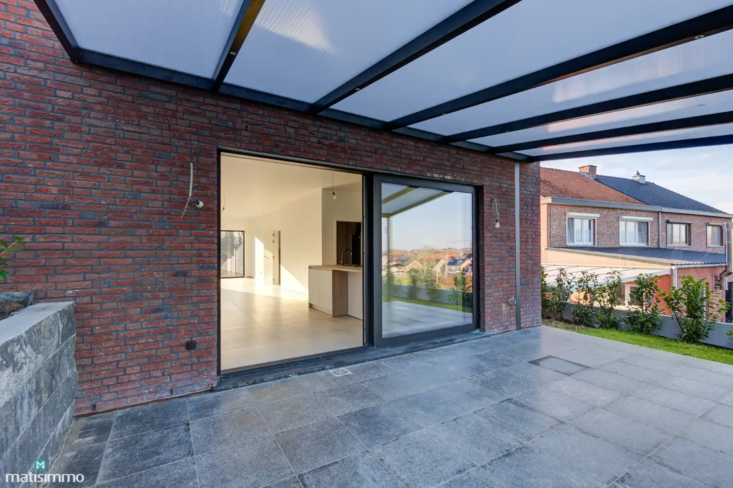 VOLLEDIG AFGEWERKTE EN GESCHILDERDE NIEUWBOUWWONING (EPB E10) MET 3 SLAAPKAMERS, OVERDEKT TERRAS, 2 GARAGES, KELDER EN AANGELEGDE TUIN IN WERM foto 31