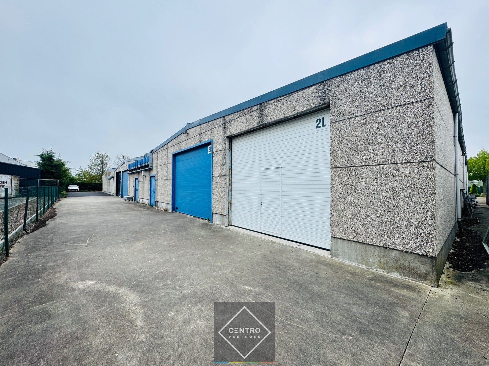 Geïsoleerd MAGAZIJN (± 120m²)  met parkeergelegenheid voor de deur. Op ambachtelijke zone te Blankenberge. foto {{pictureIndex}}