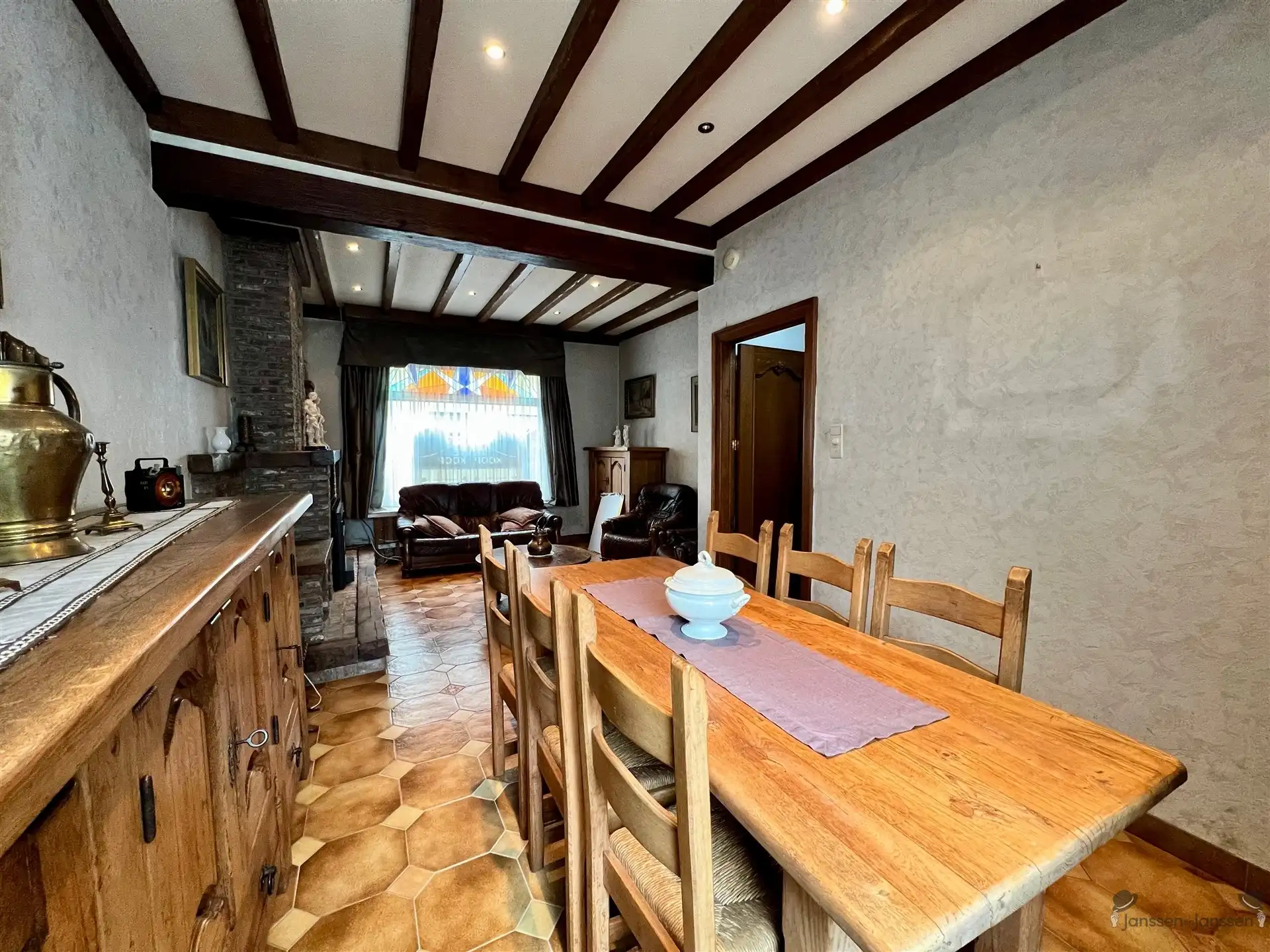 Te renoveren rijwoning met authentieke gevel foto 4