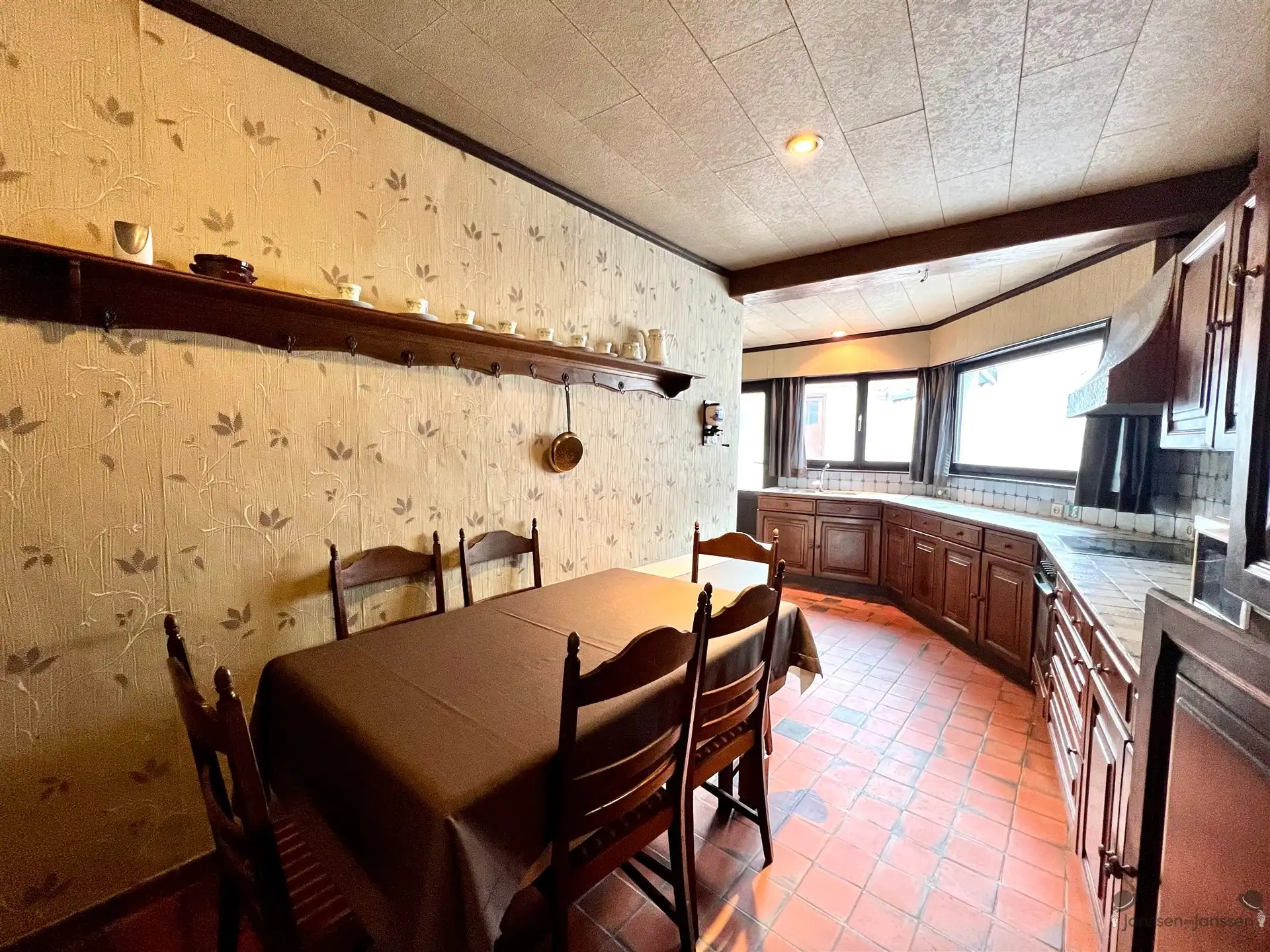 Te renoveren rijwoning met authentieke gevel foto 4