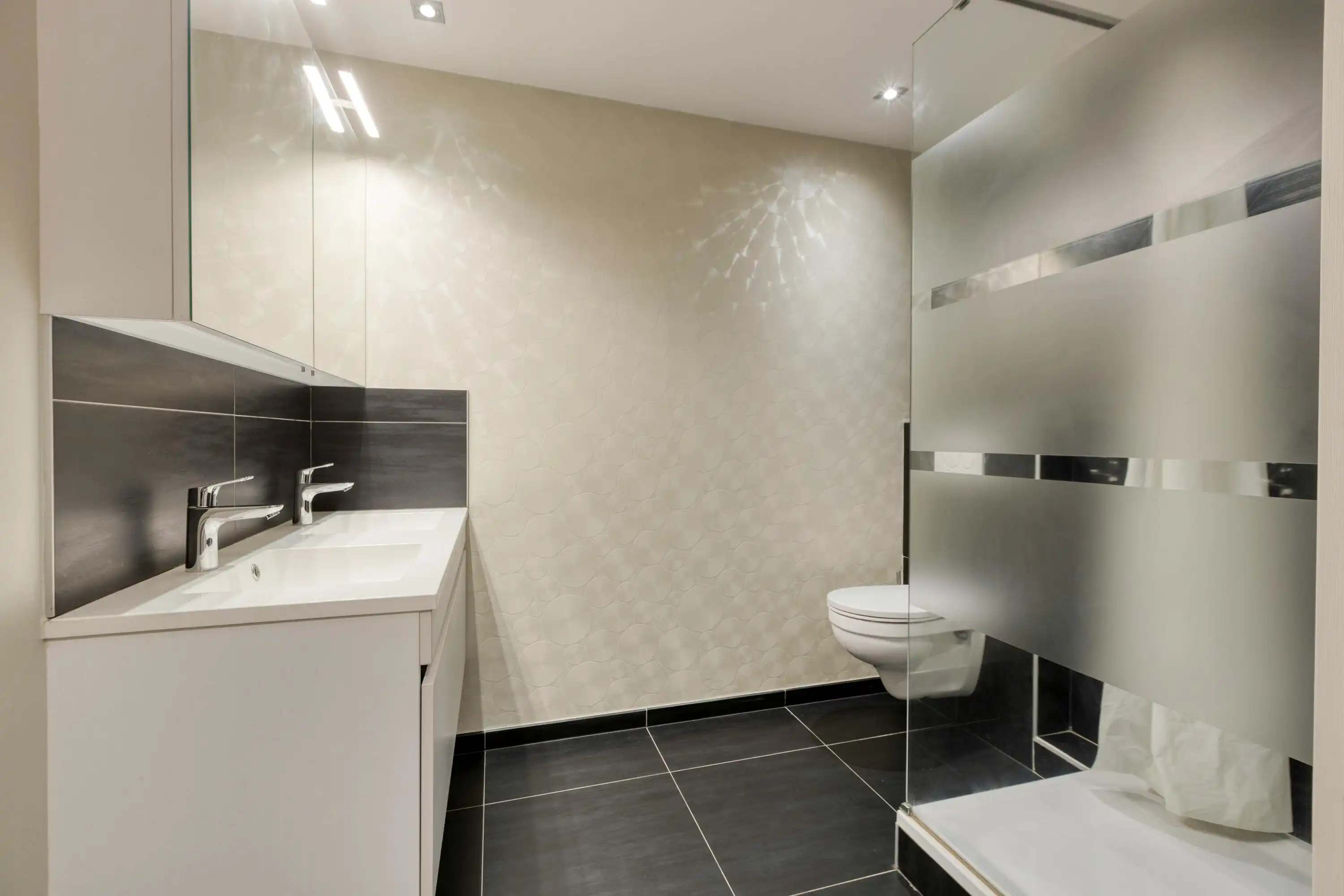 Opgeknapt hoekappartement (125m²) in Hasselt met 2 slaapkamers foto 9