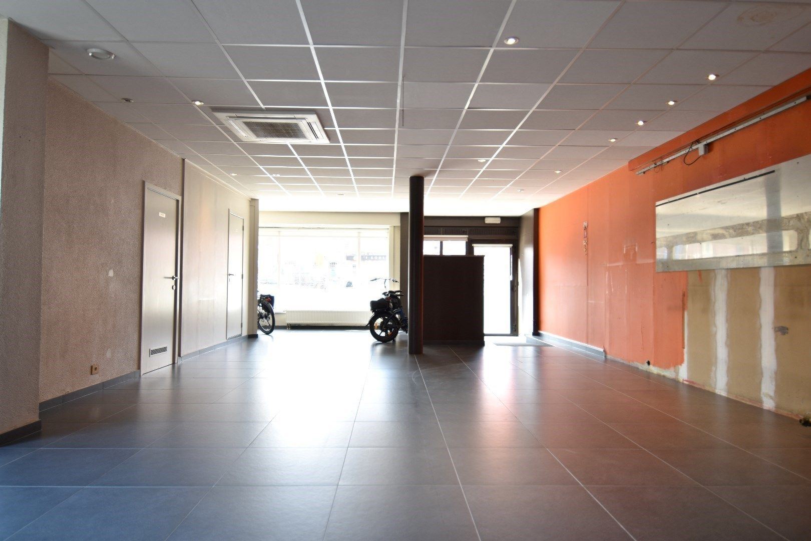 Handelspand op commerciële ligging met bovenliggend 3-slaapkamer appartement te Bissegem foto 3