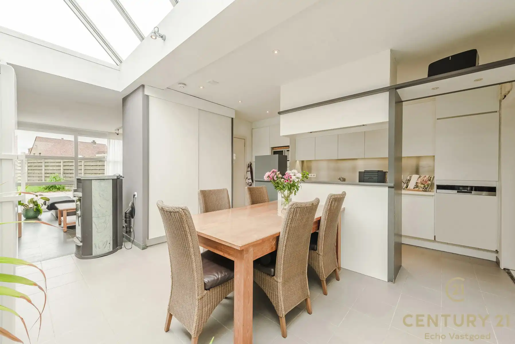 Verrassend ruime, onderhouden woning met zwembad en bijhuis. foto 9