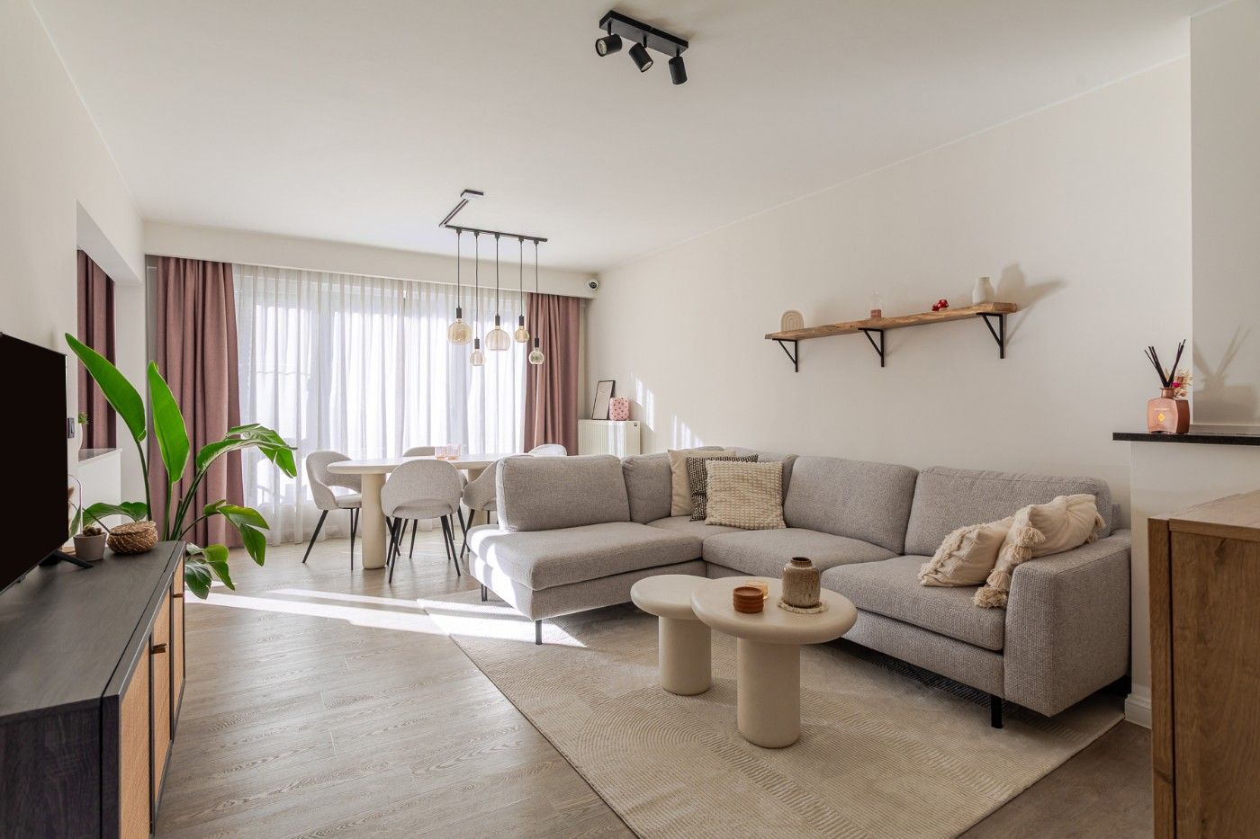 Prachtig gerenoveerd appt. met 2 slpk. en balkon op toffe locatie in Schoten foto {{pictureIndex}}
