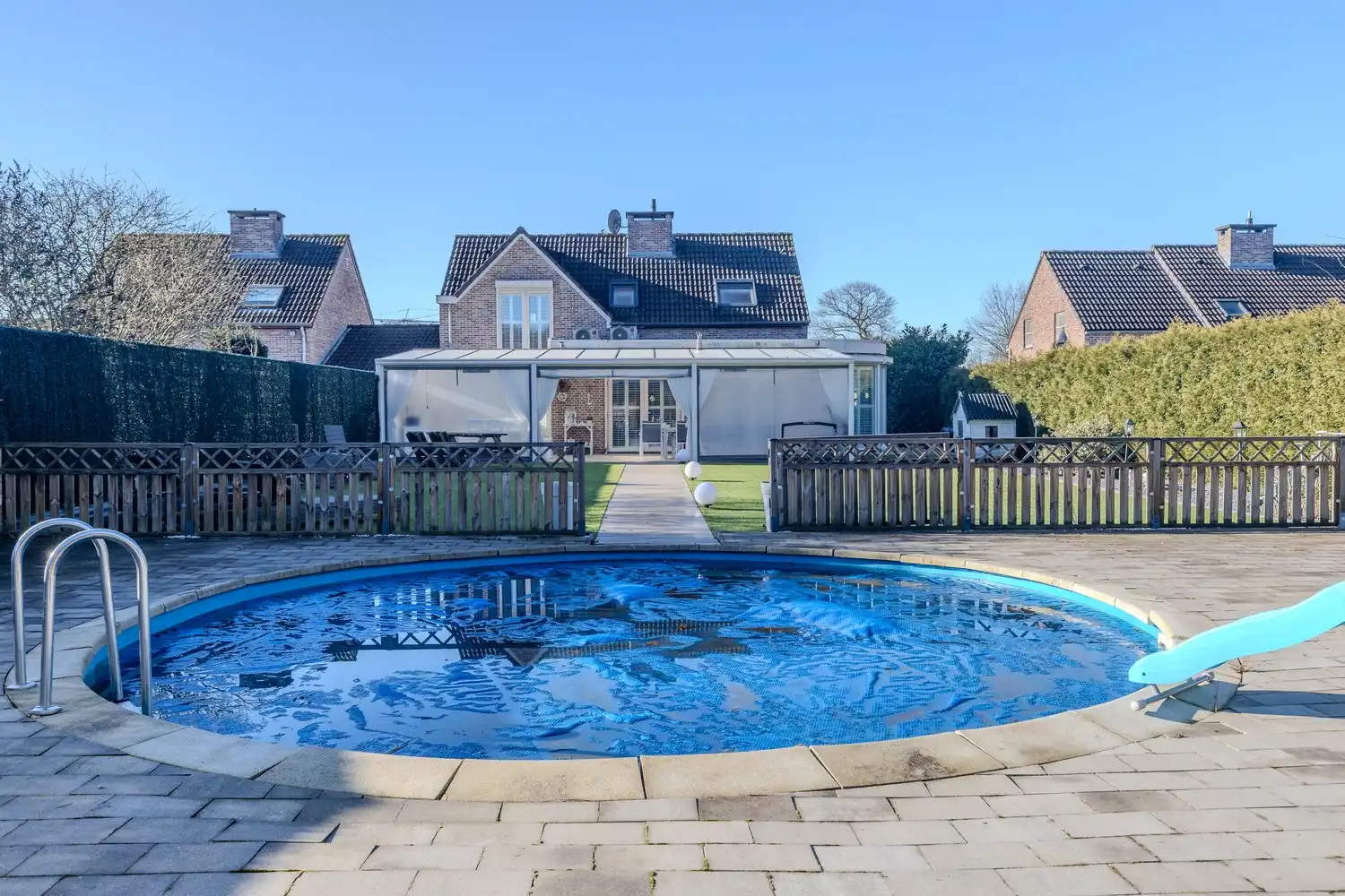 Stijlvolle, instapklare woning met vier slaapkamers, twee badkamers en verwarmd zwembad te koop in Lanaken foto 42