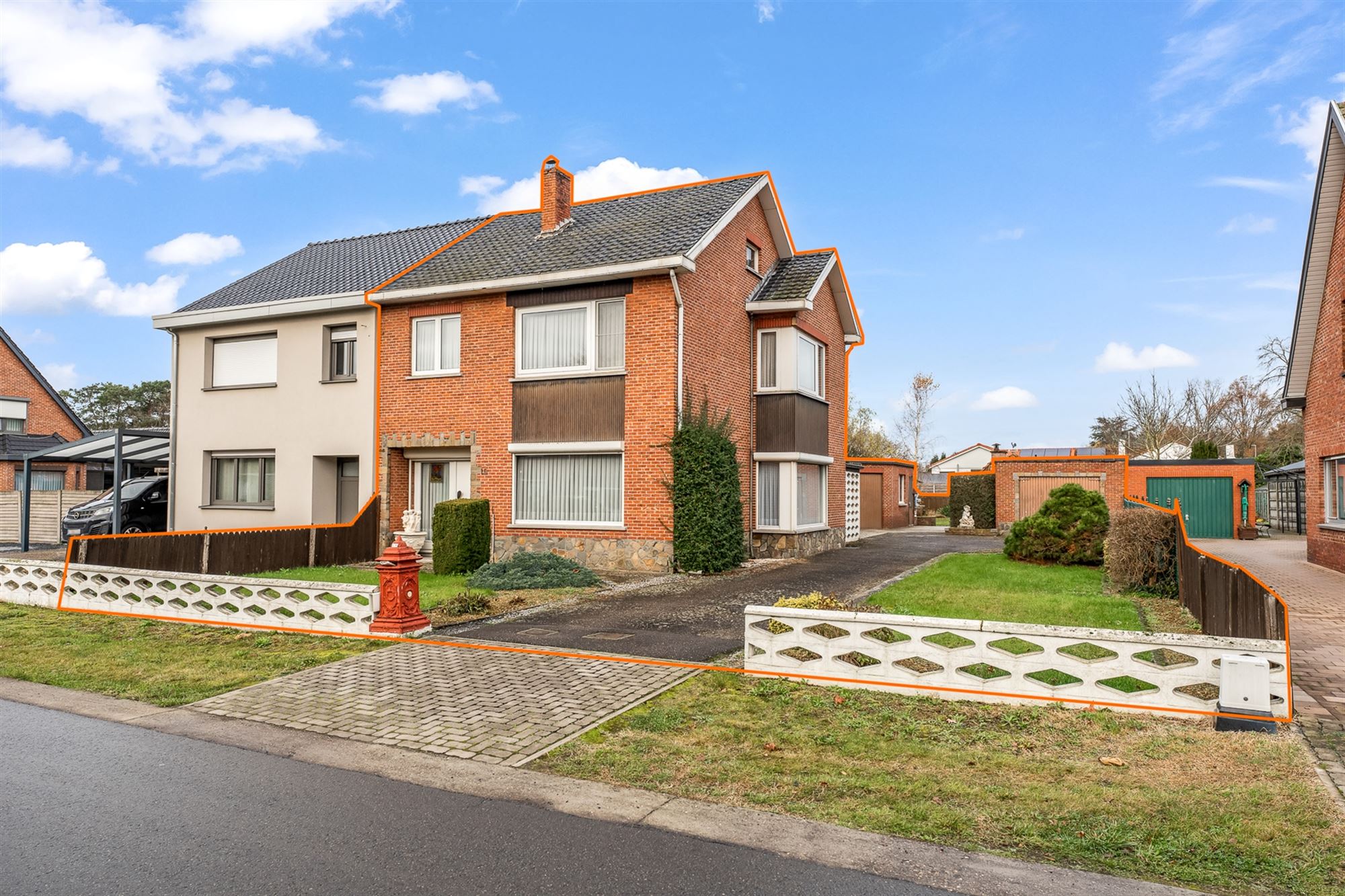 Hoofdfoto van de publicatie: RUIME WONING MET 3 SLAAPKAMERS EN GROTE INPANDIGE GARAGE/WERKPLAATS TE KOERSEL