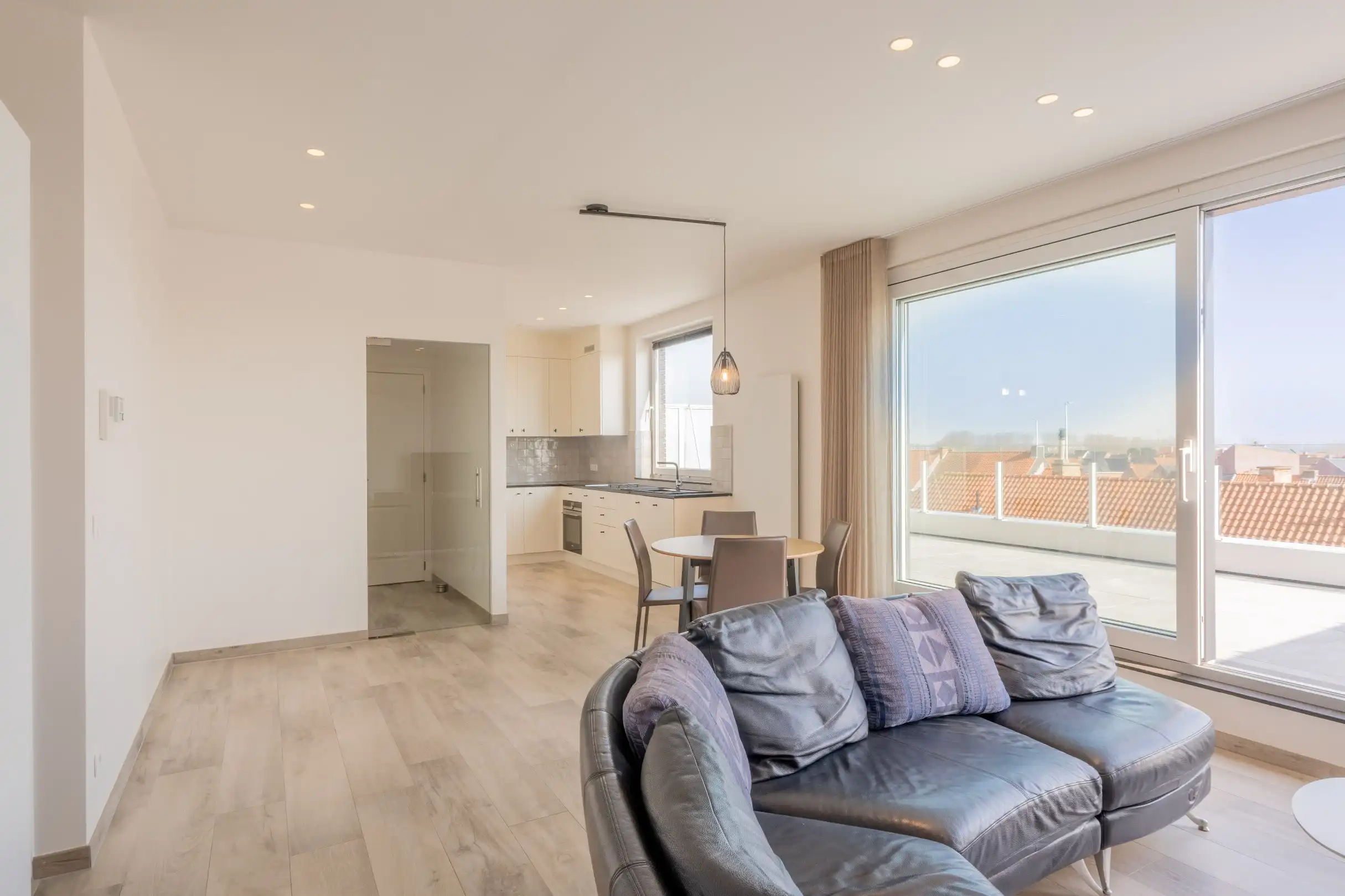 Energiezuinige penthouse mét parking te Zeebrugge foto {{pictureIndex}}