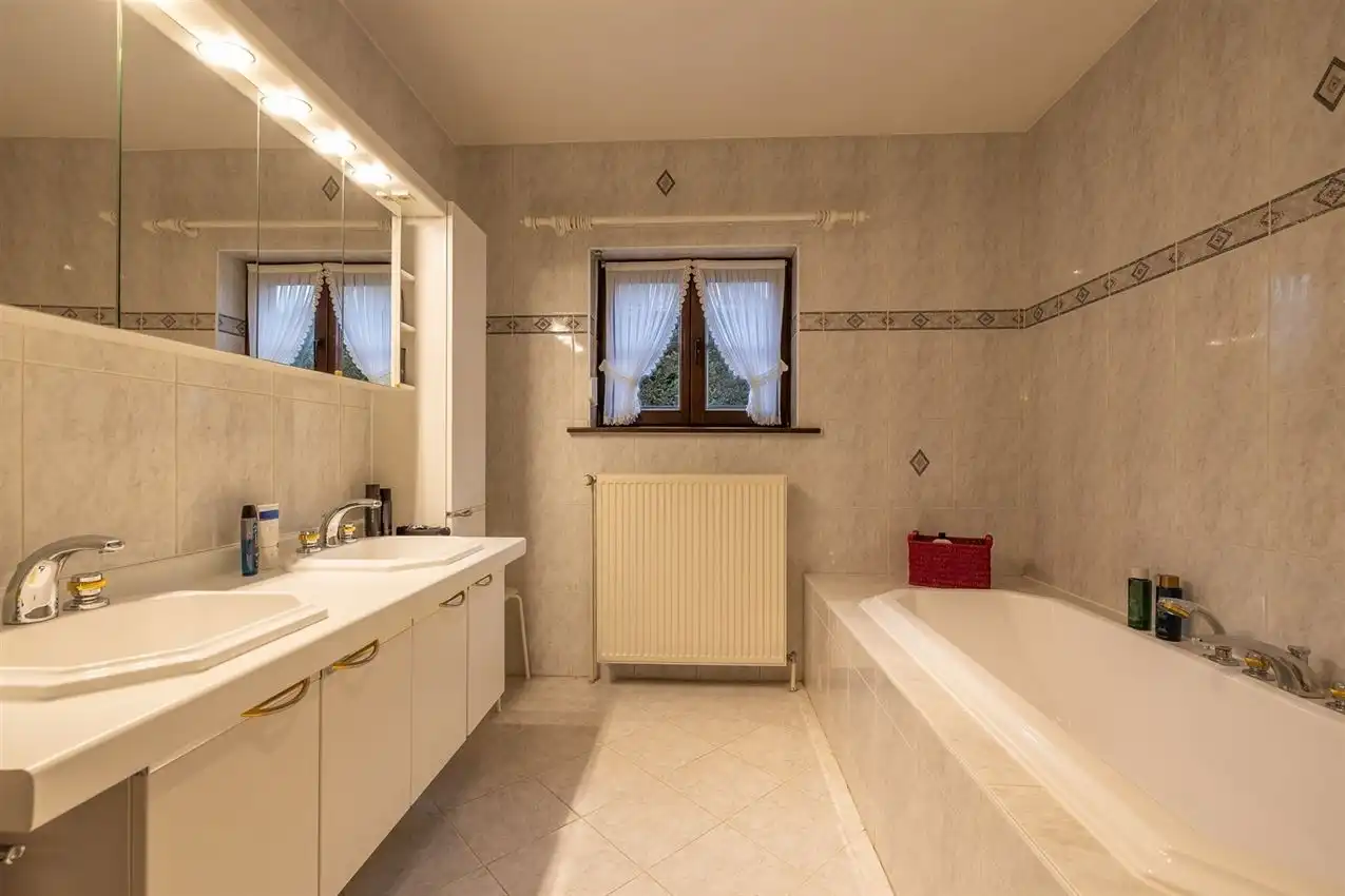 Landelijk gelegen met diepe tuin aan de Motte en vlotte verbinding naar E314. foto 19