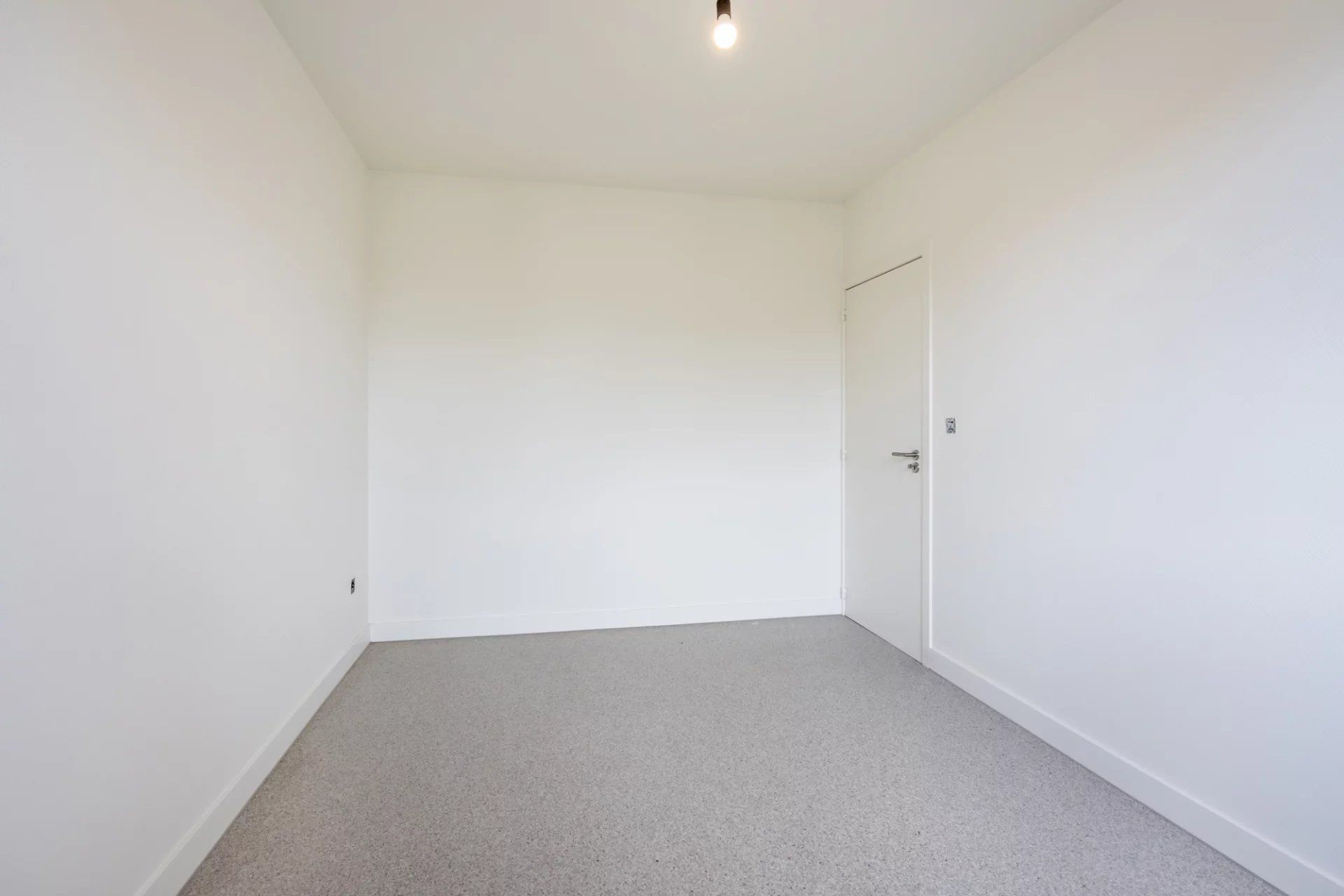 Vernieuwd appartement nabij centrum Genk foto 13