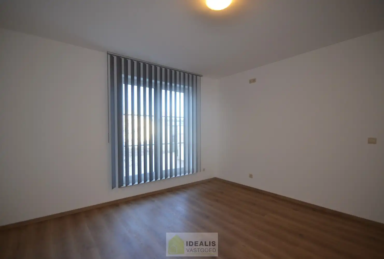 IDEALIS VASTGOED  - Ruim en aangenaam gerenoveerd appartement pal in het centrum van Berbroek (Herk-de-Stad)! Het appartement is gelegen middenin in het centrum, op wandelafstand van scholen, supermarkten, horeca en sportcentra. Het appartement biedt verder een fijne leefruimte met open keuken, 2 rustige slaapkamers, een prettige badkamer en een terras. Tevens kan men gemakkelijk parkeren in een afzonderlijke garagebox. foto 10