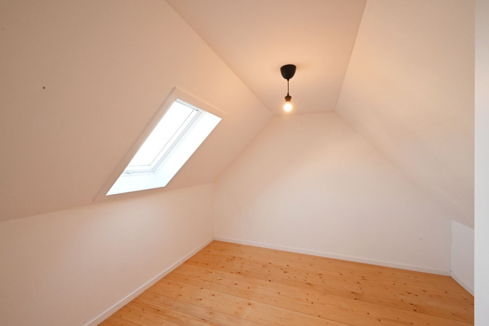 Gerenoveerde woning met centrale ligging in Emelgem! foto 15