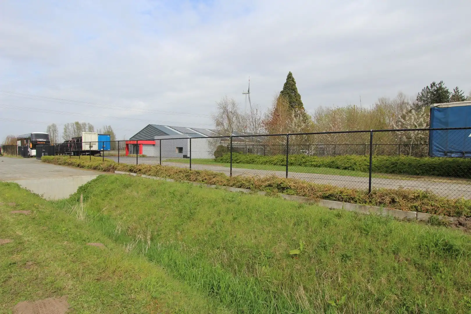 Ruime toonzaal, atelier langs de expressweg Knokke- Antwerpen te Eeklo foto 15