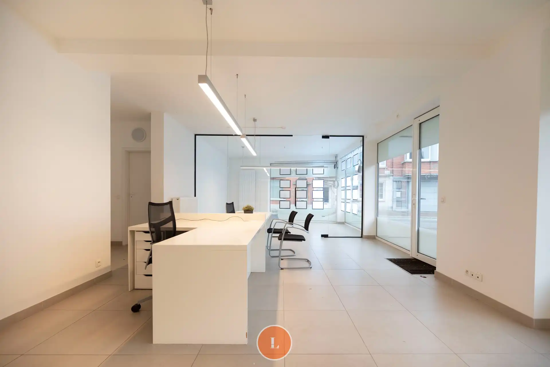 Verzorgde kantoorruimte met uitstekende visibiliteit foto {{pictureIndex}}