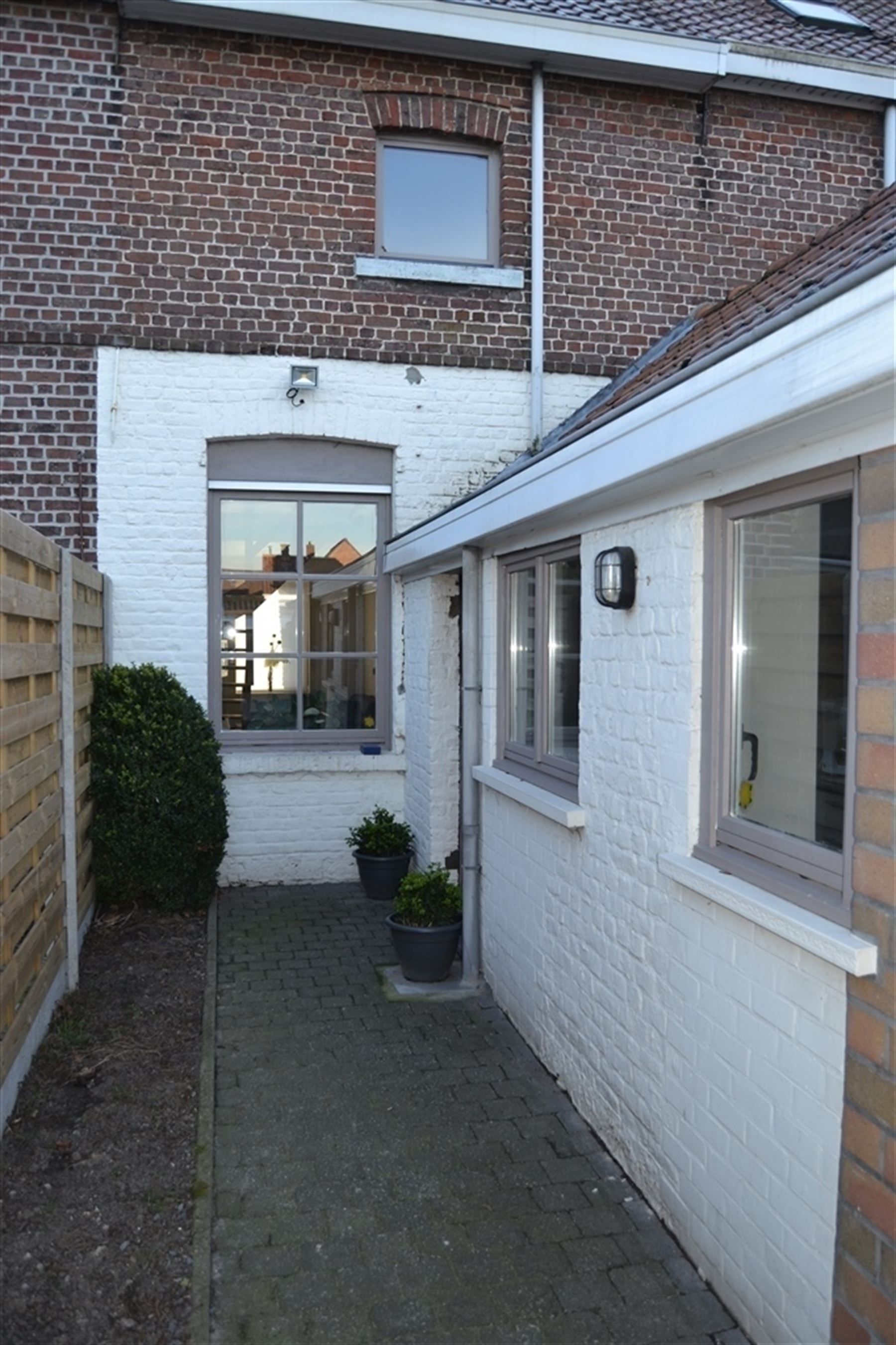 Mooie gerenoveerde woning met 3 slaapkamers en onderhoudsvriendelijke tuin foto 9