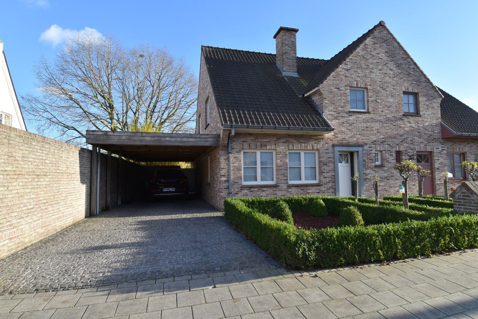 Ruime halfopen woning met 3 slaapkamers en tuin in Harelbeke foto {{pictureIndex}}