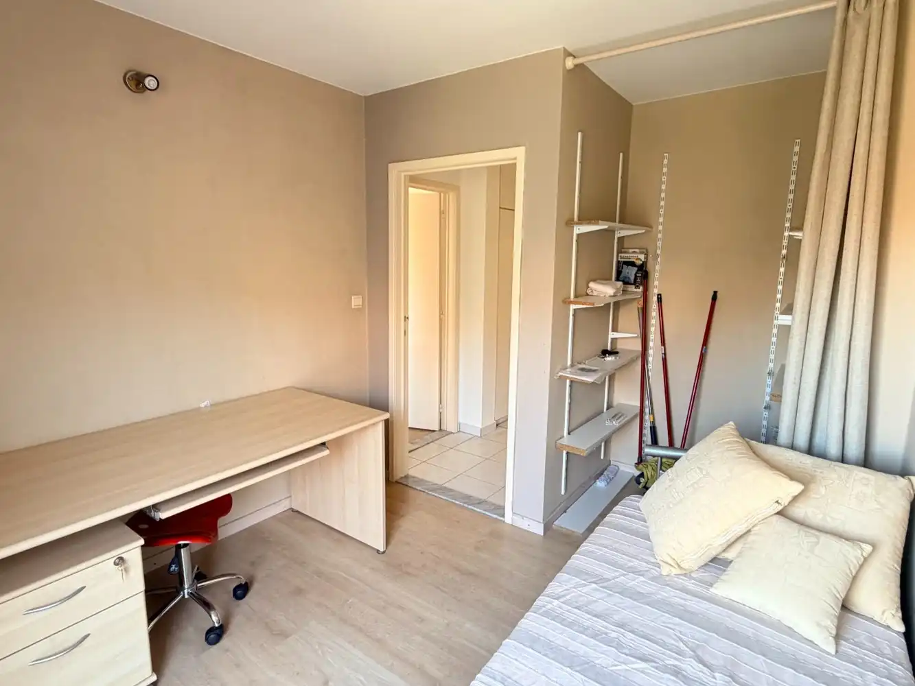 Instapklaar 2-slaapkamerappartement met terras en garagebox foto 9