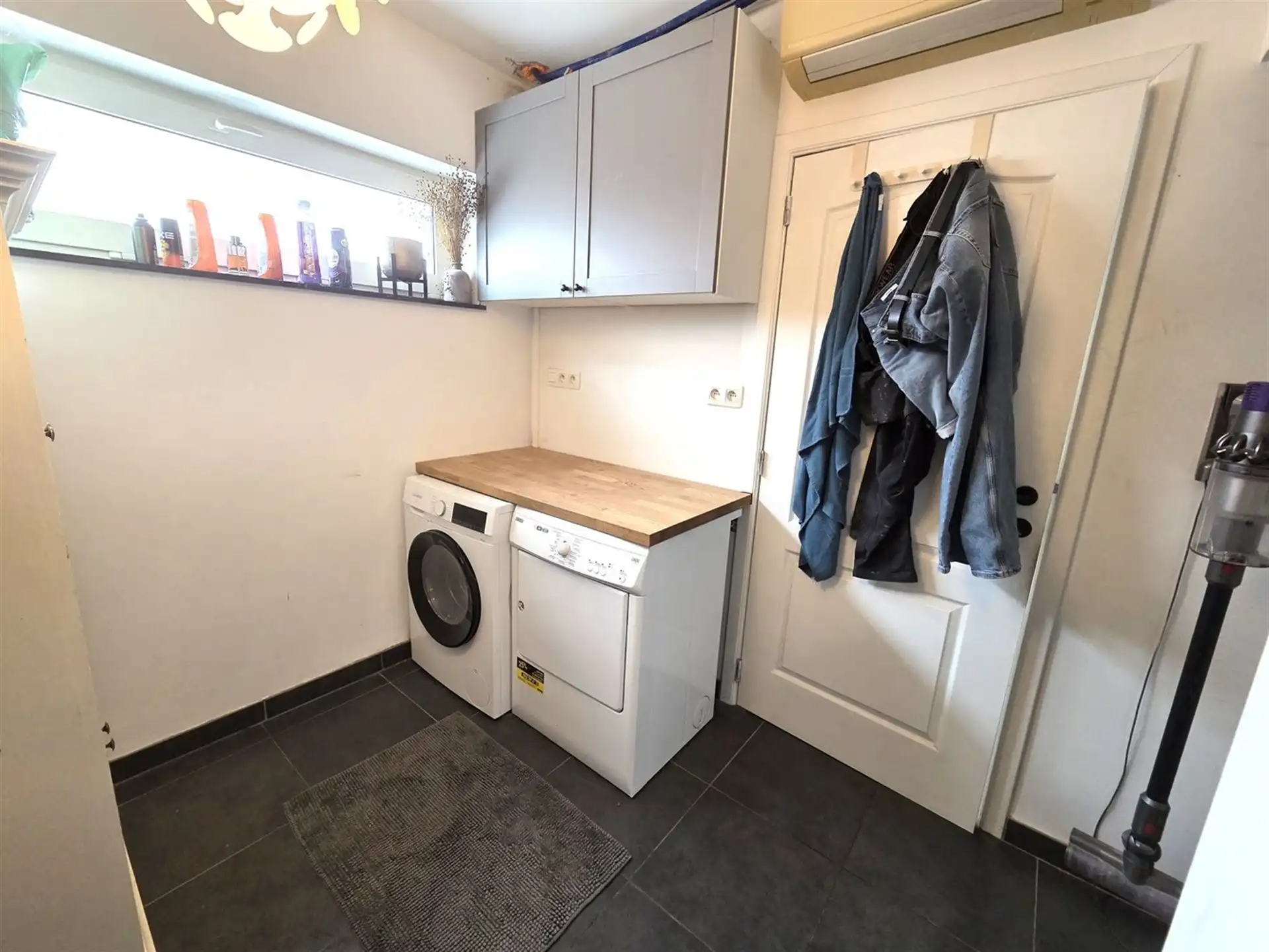 Zeer ruime woning, 3 tot 5 slaapkamers, 2 badkamers, volledig vernieuwd met ruim bijgebouw foto 14