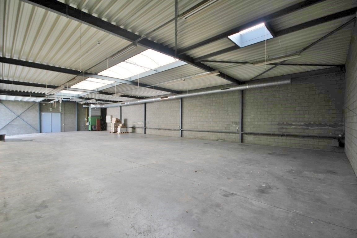 Instapklaar handelspand met magazijn op toplocatie in Sint-Truiden foto 20