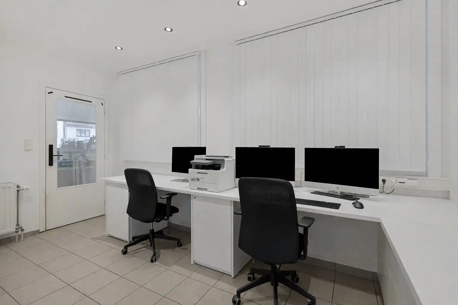 Luxe woning met binnenzwembad en perfect afgescheiden handels- of verhuurgedeelte foto 17