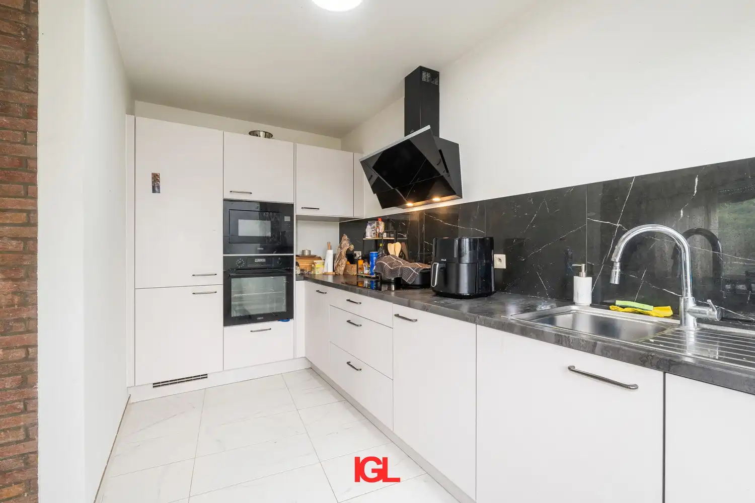 Gerenoveerd gelijkvloersappartement met 2 slaapkamers & garage foto 2