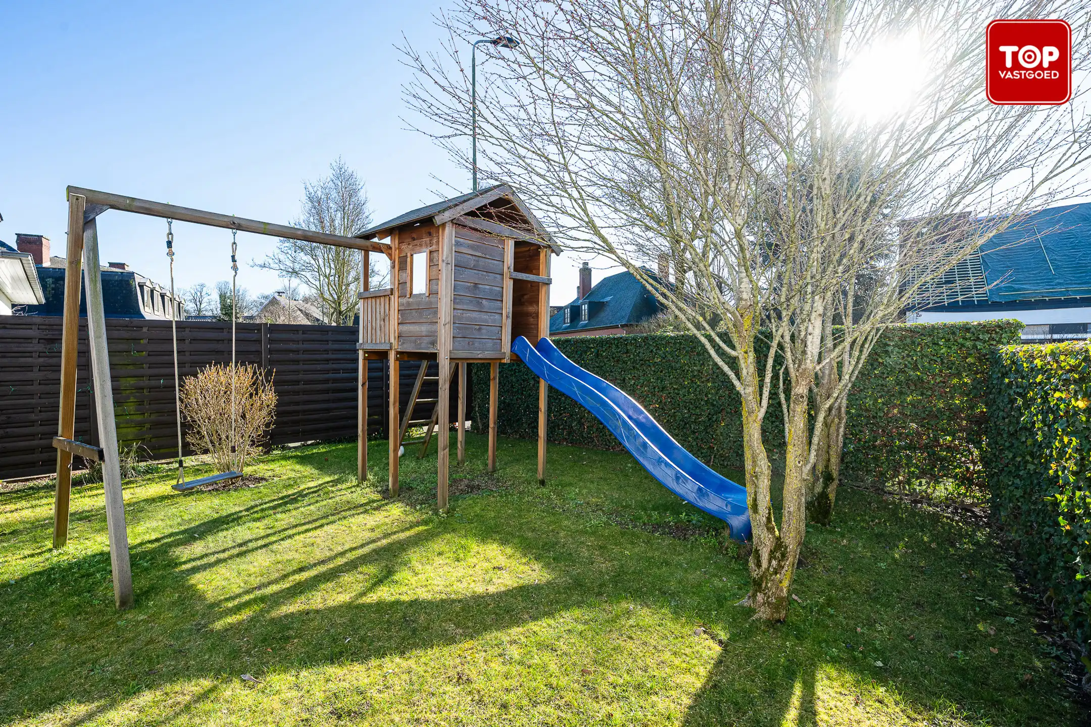 Ruime villa met 4 slaapkamers, dubbele garage en zonnige tuin rondom foto 24