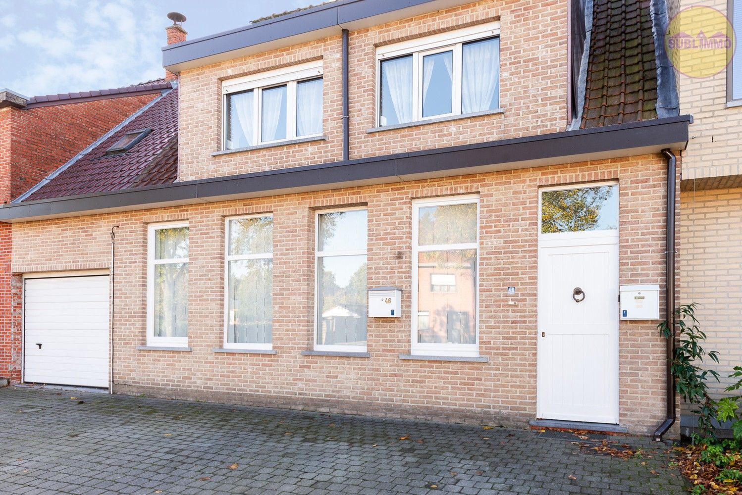Ruime tweegezinswoning met afzonderlijk appartement op een perceel van 858 m² in Mol. ​​​​​​​T foto {{pictureIndex}}