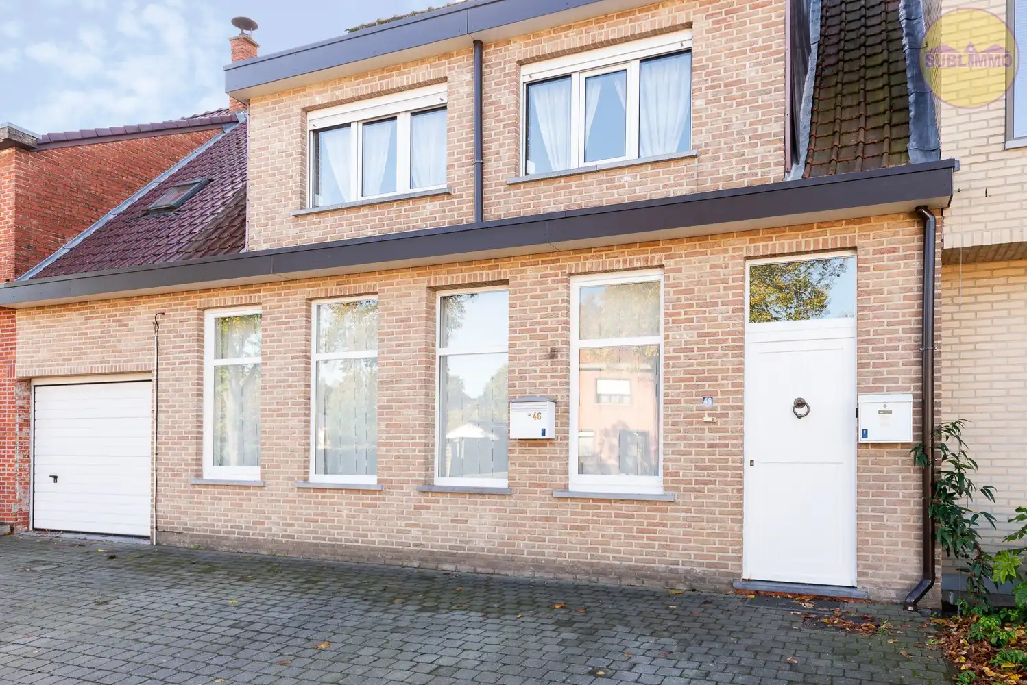 Ruime tweegezinswoning met afzonderlijk appartement op een perceel van 858 m² in Mol. ​​​​​​​T foto {{pictureIndex}}