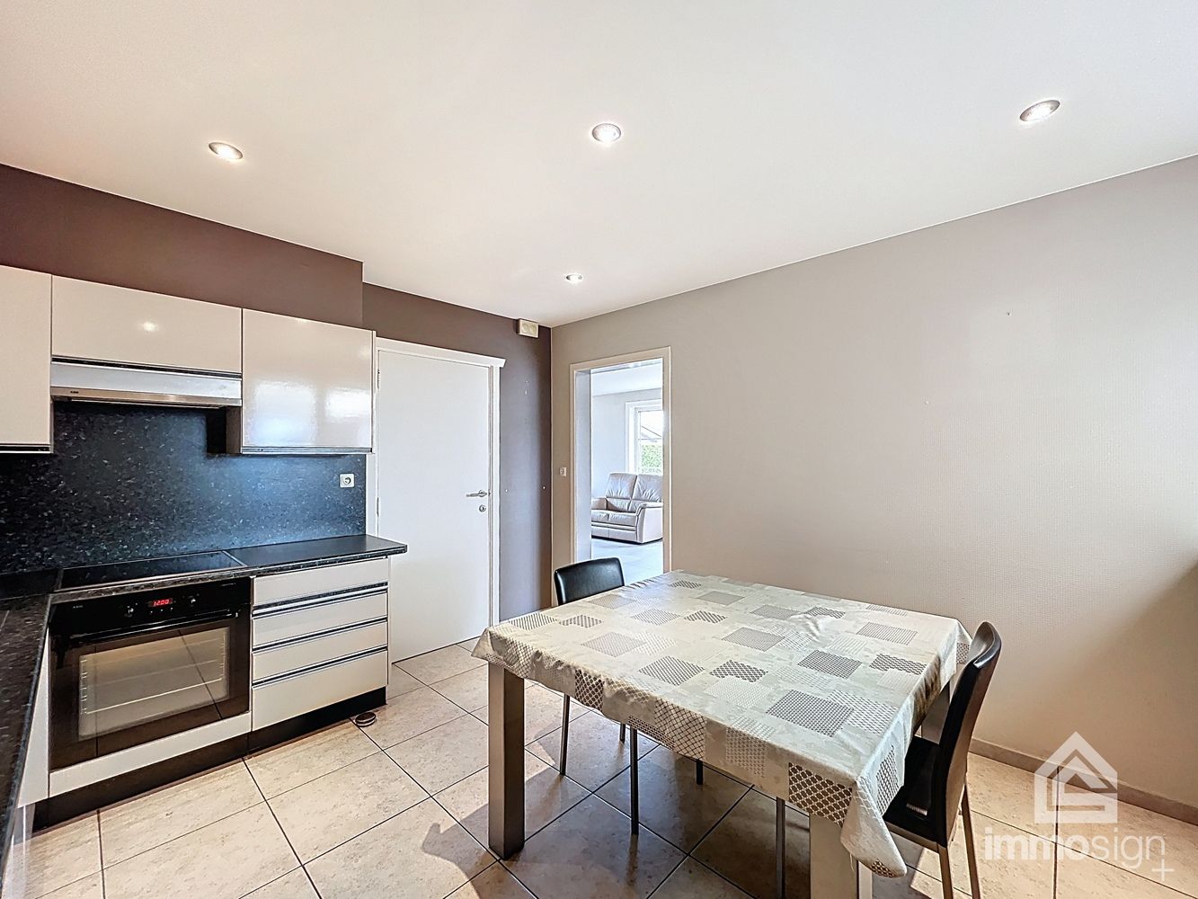 Instapklare gelijkvloerse woning (bungalow) op een perceel van 1079 m² met uitzicht over de velden, vlakbij de grens met Nederland foto 9